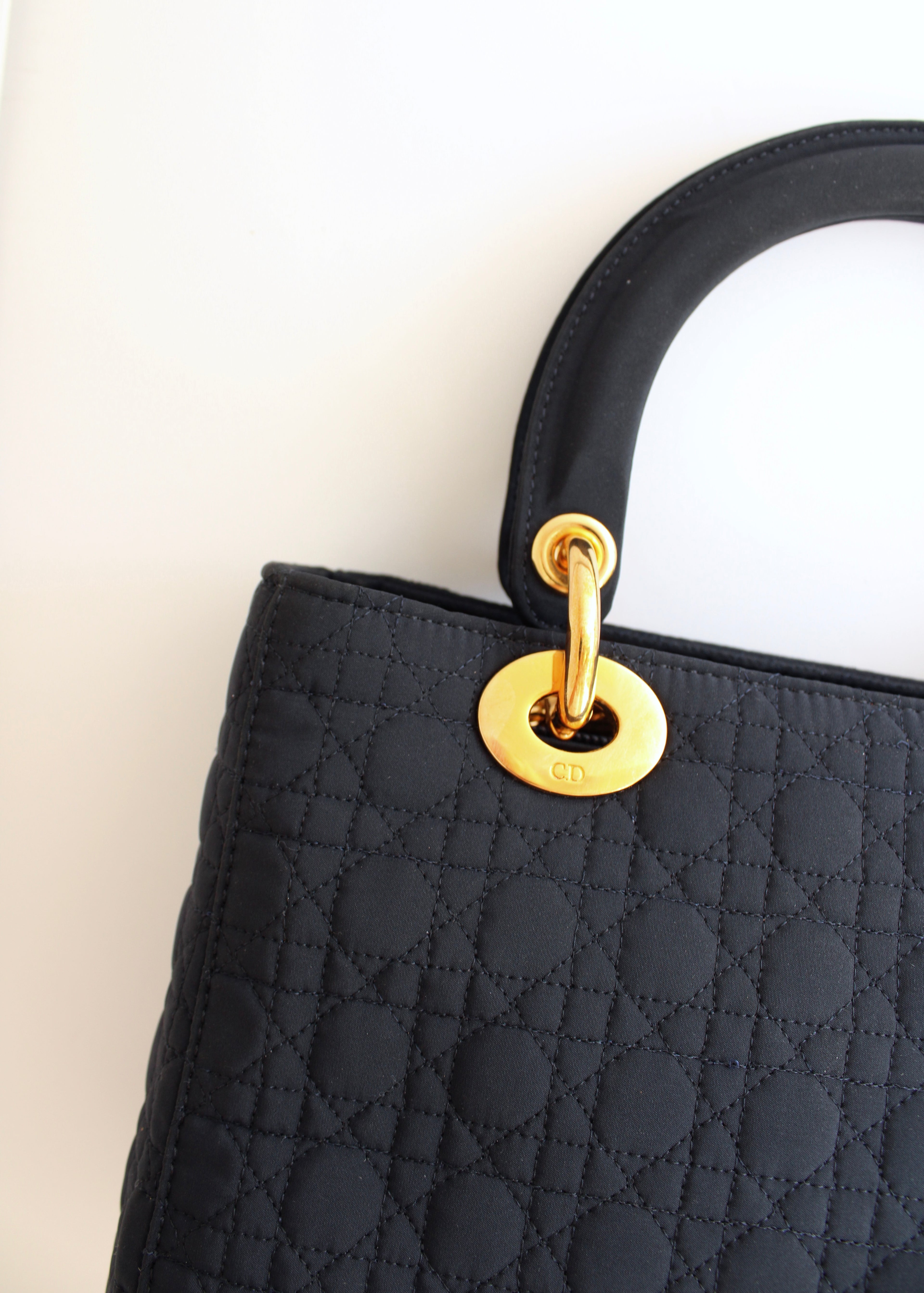 Sac à main Christian Dior Lady Dior Medium en toile bleu marine, d'occasion authentique, avec accastillage doré