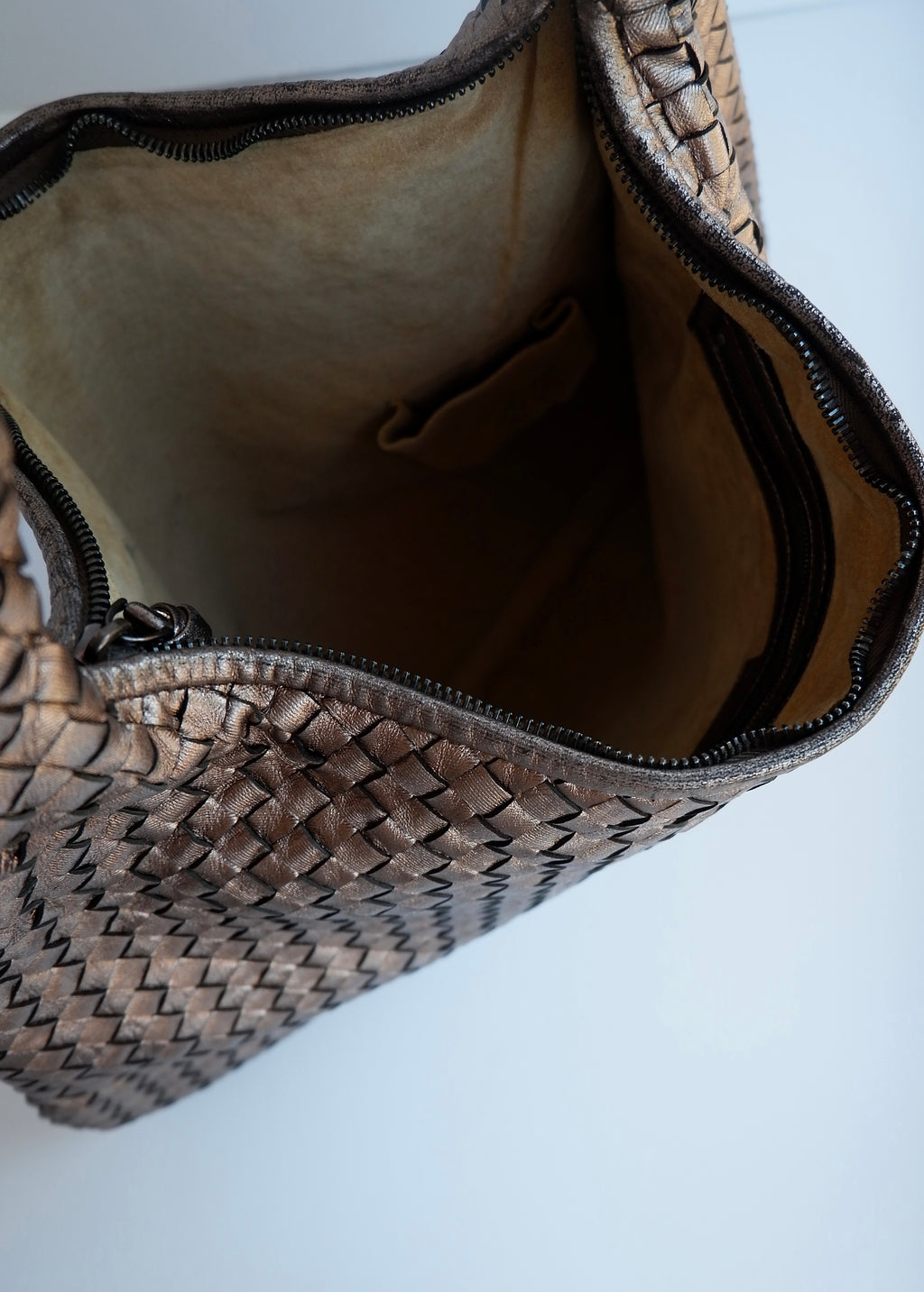Sac porté épaule hobo Bottega Veneta Intrecciato en cuir bronze métallique d'occasion authentique