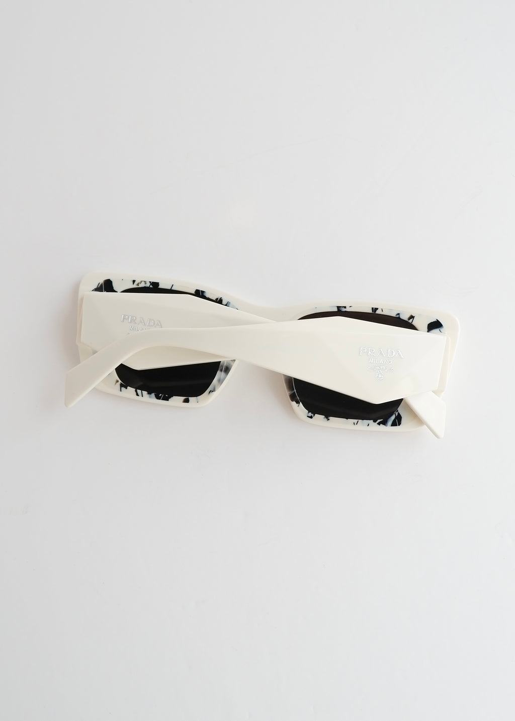 Authentiques lunettes de soleil œil-de-chat Prada blanches d'occasion