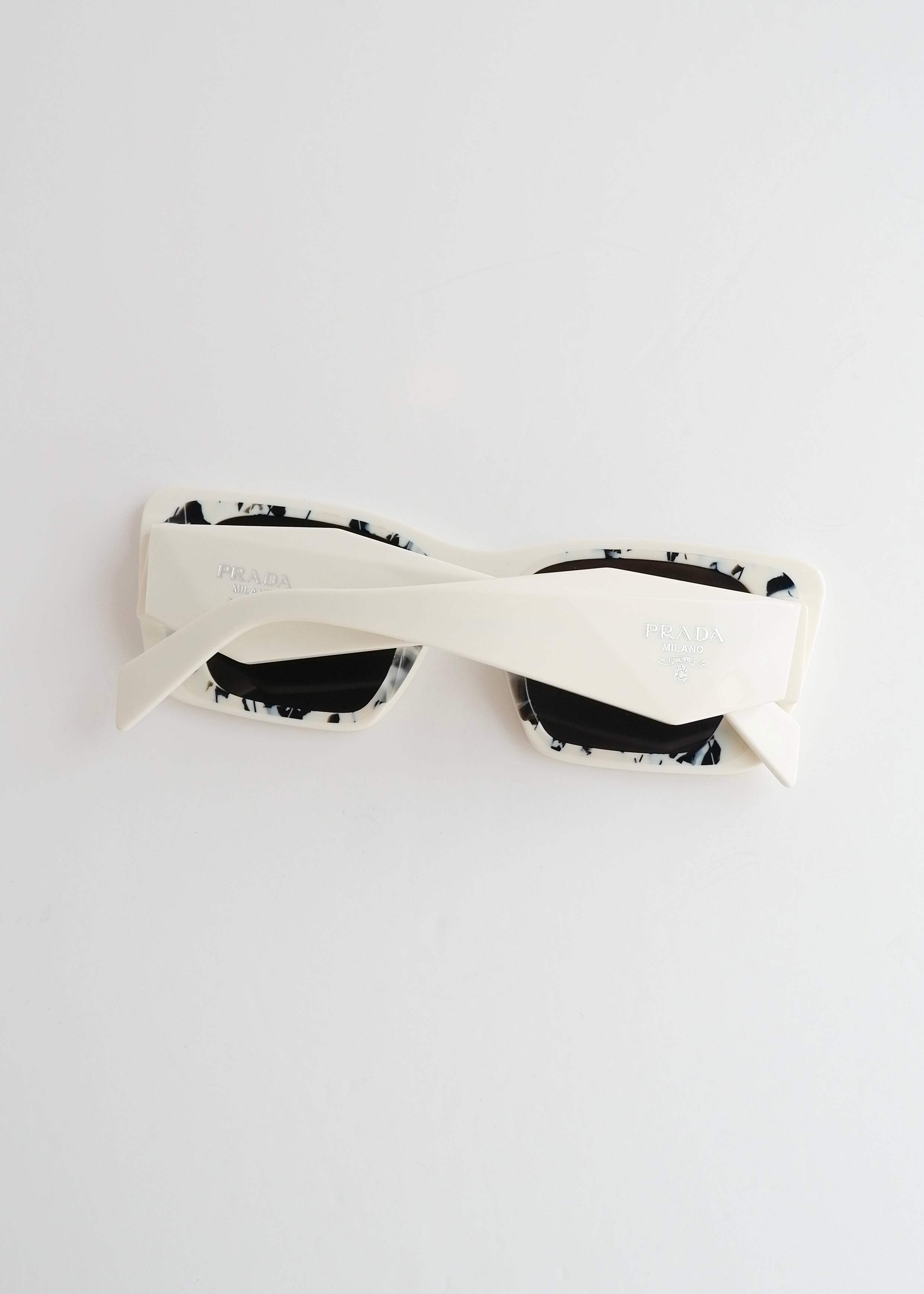 Authentiques lunettes de soleil œil-de-chat Prada blanches d'occasion