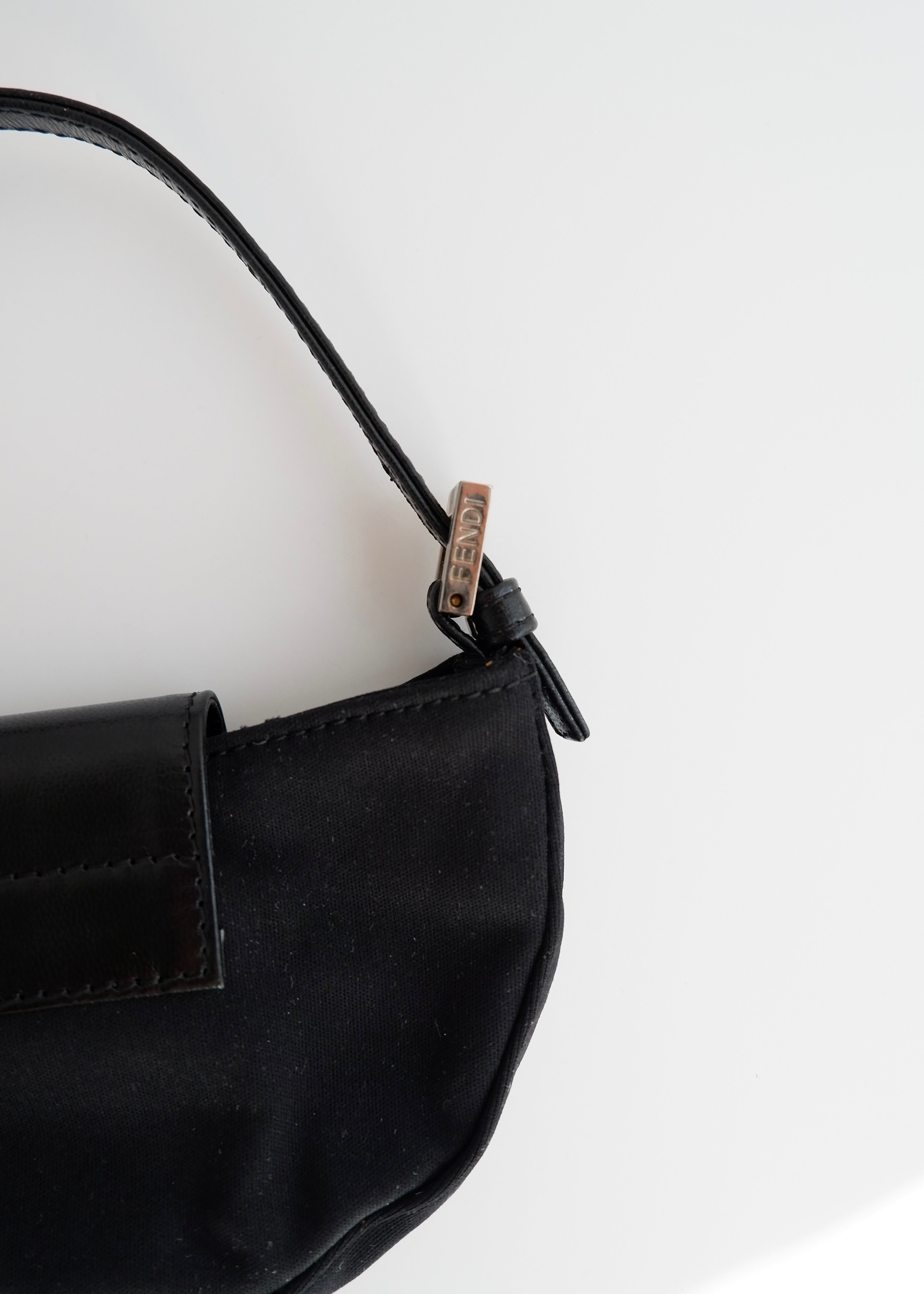 Authentique sac Fendi Micro Croissant en tissu noir d'occasion