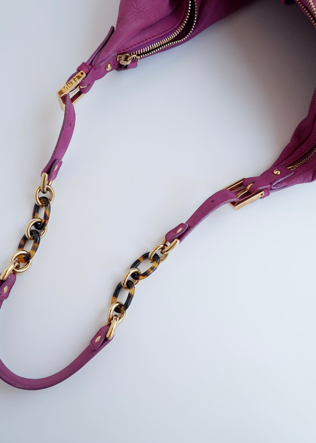Authentique sac porté épaule Fendi hobo en daim magenta d'occasion