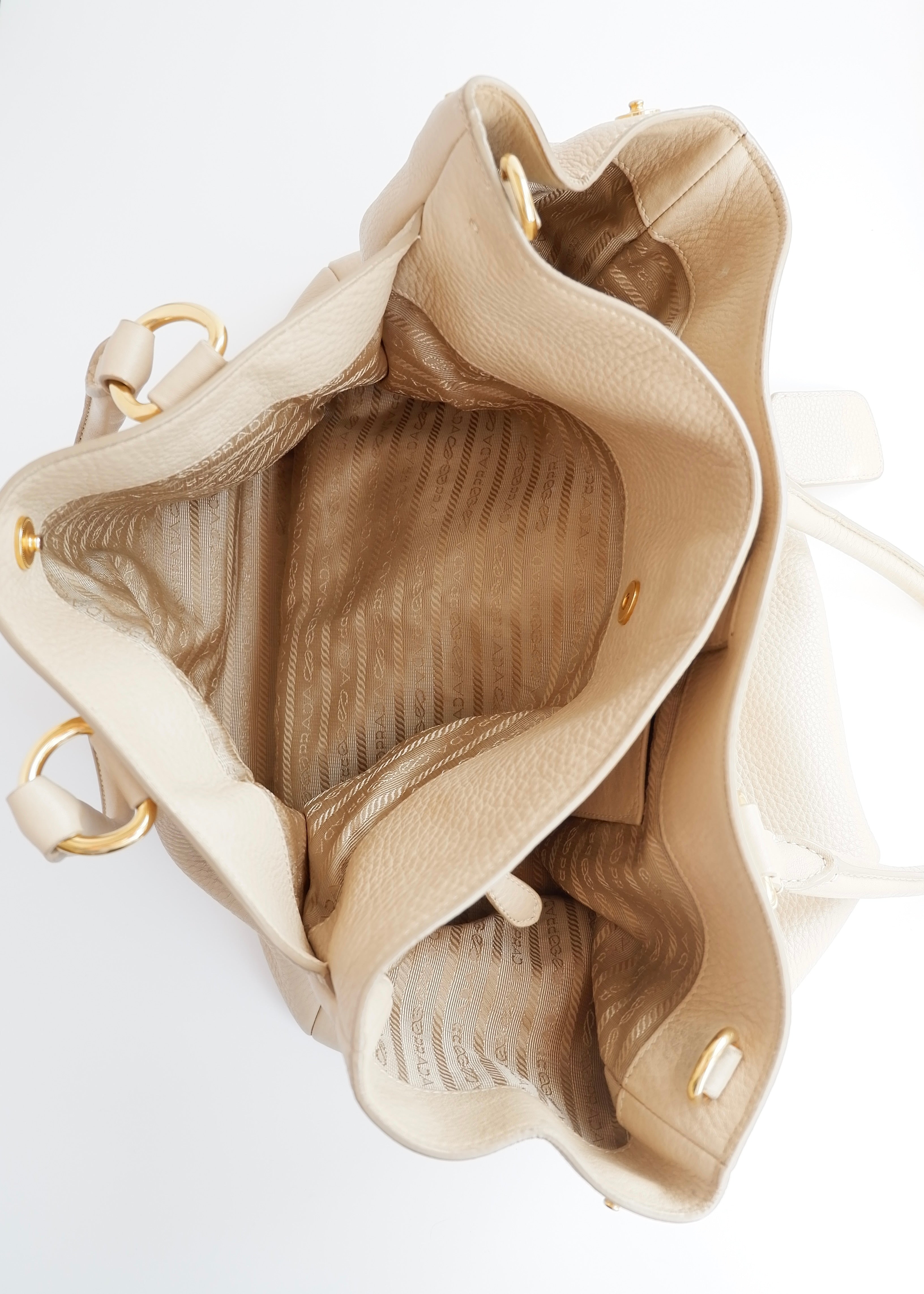 Sac cabas/bandoulière Prada en cuir beige, authentique, d'occasion