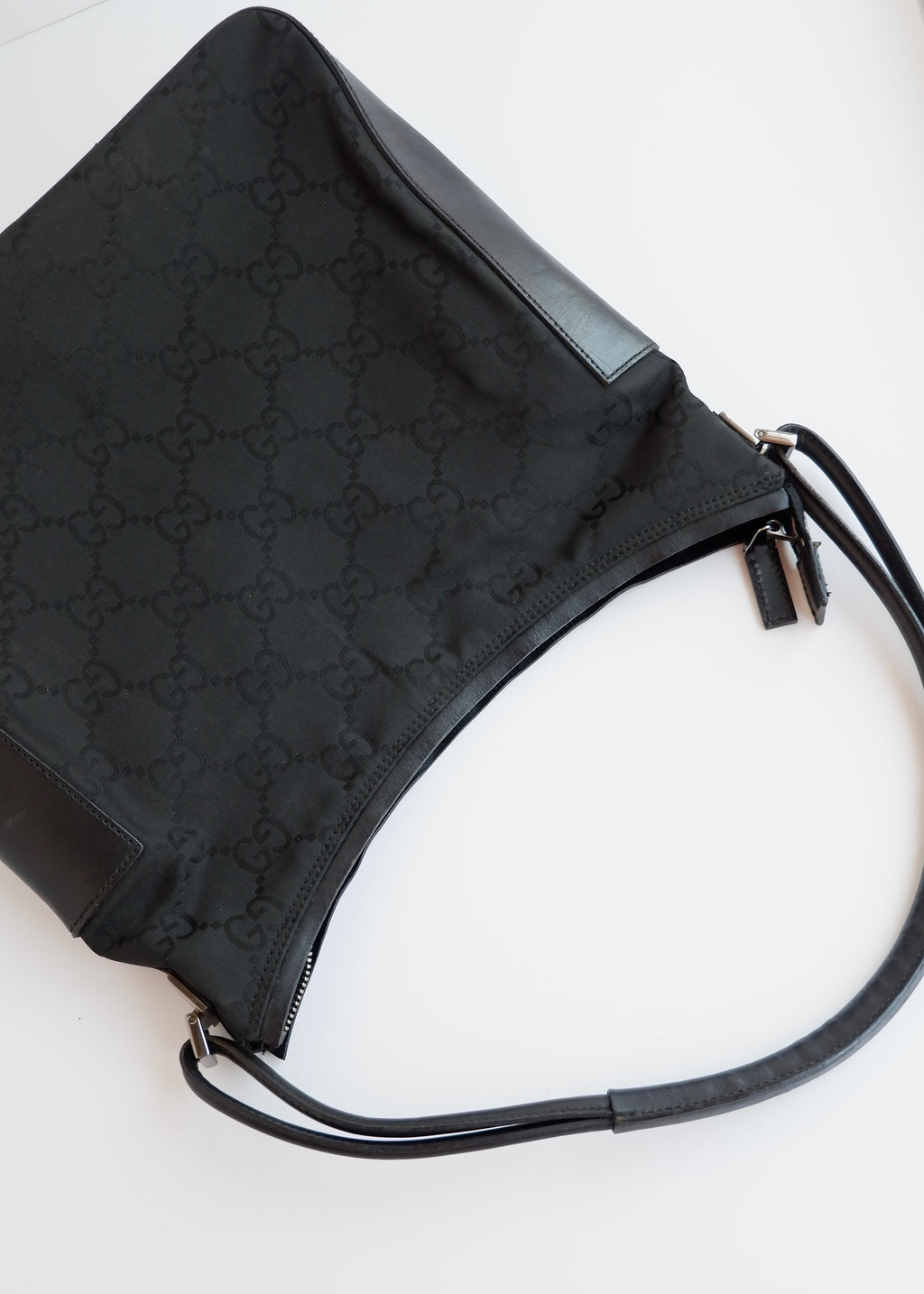 Sac bandoulière Gucci authentique d'occasion en toile/cuir noir imprimé GG