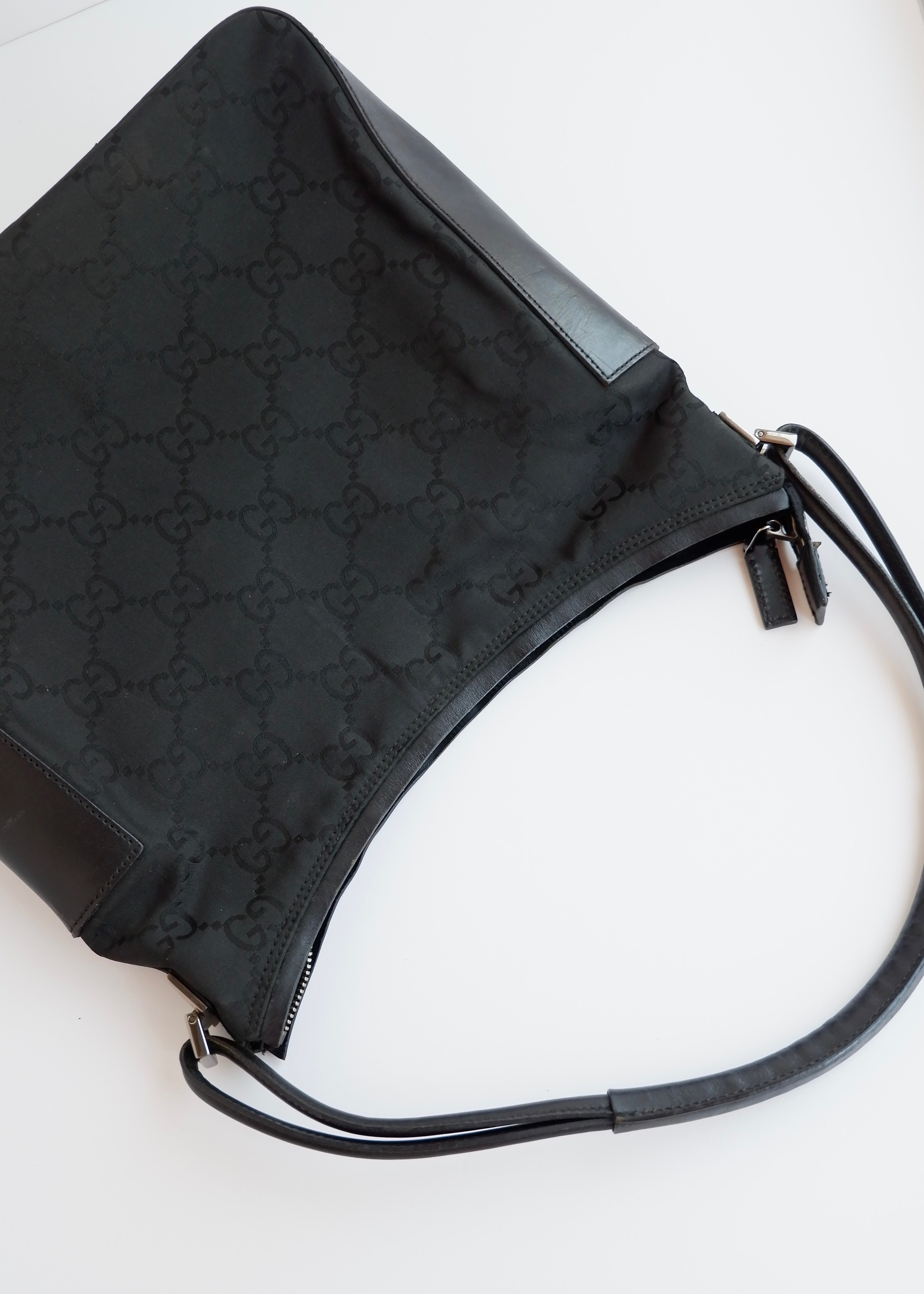 Sac bandoulière Gucci authentique d'occasion en toile/cuir noir imprimé GG