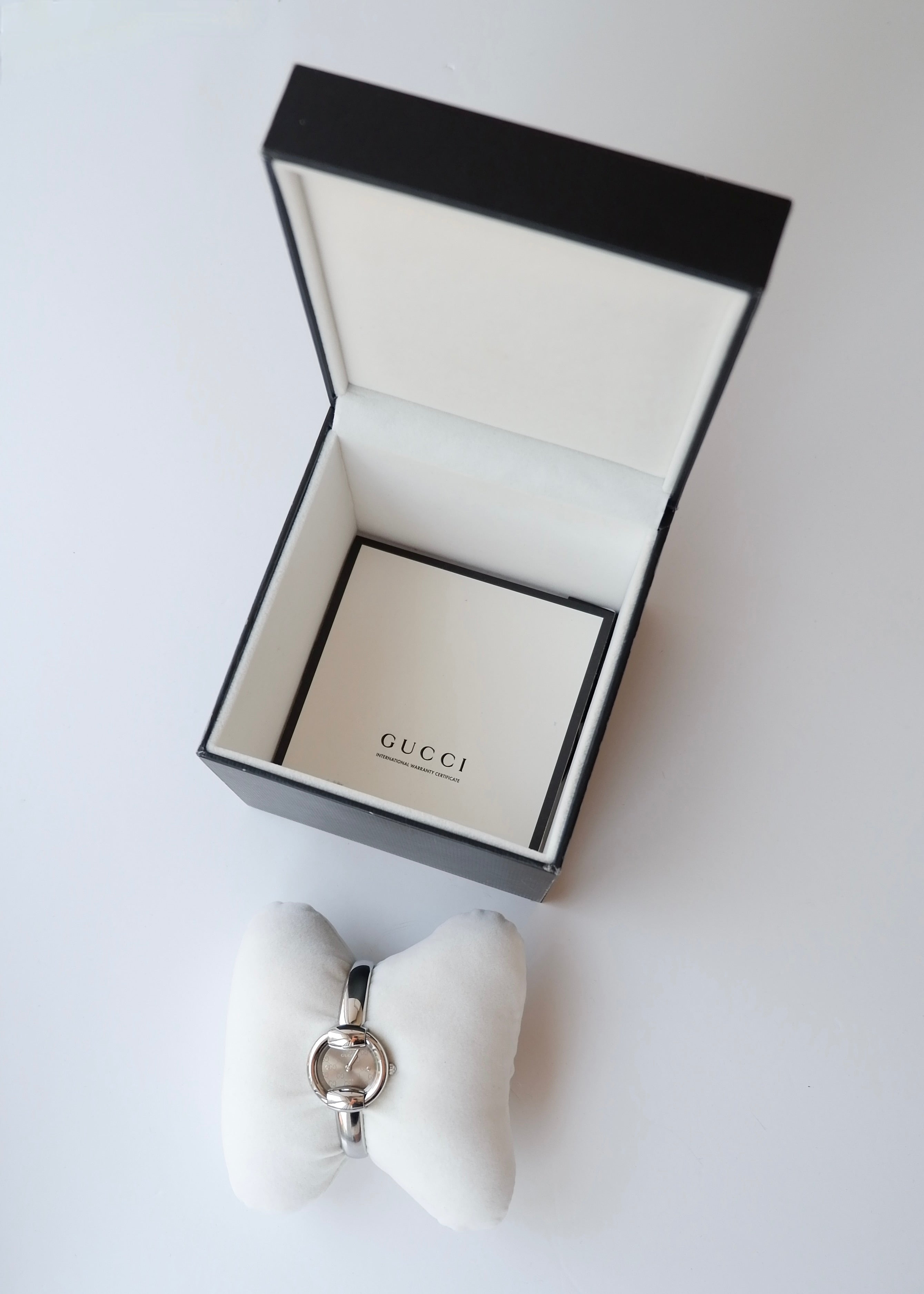Preowned Gucci Silver Thin Band Circle Face Stainless Steel Watch