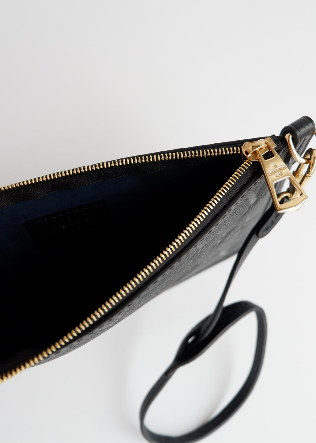 Pochette de poignet Louis Vuitton Neverfull monogramme Empreinte noir authentique d'occasion