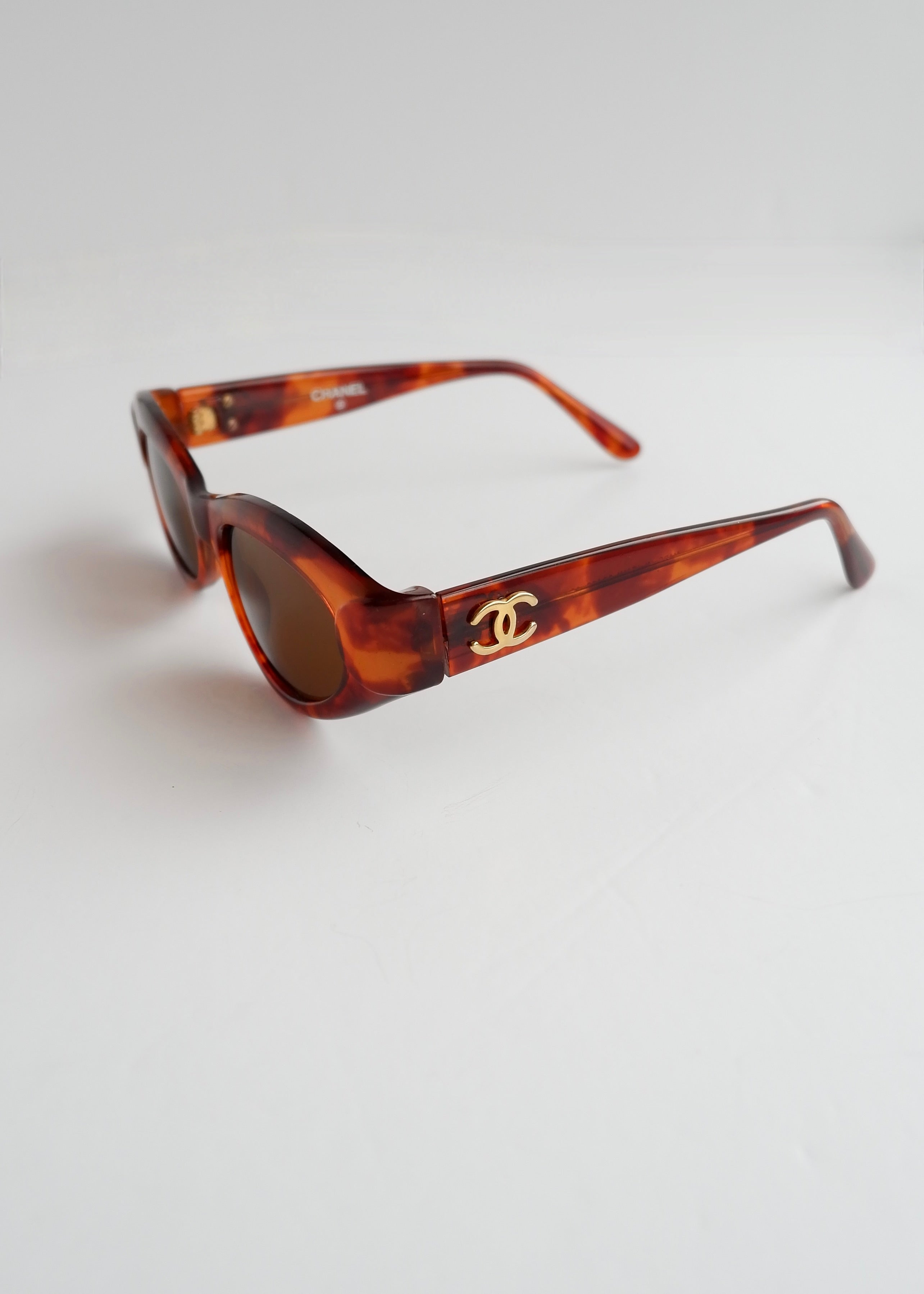 Authentiques lunettes de soleil Chanel d'occasion marron écaille de tortue
