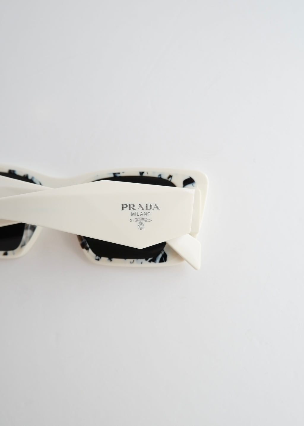Authentiques lunettes de soleil œil-de-chat Prada blanches d'occasion