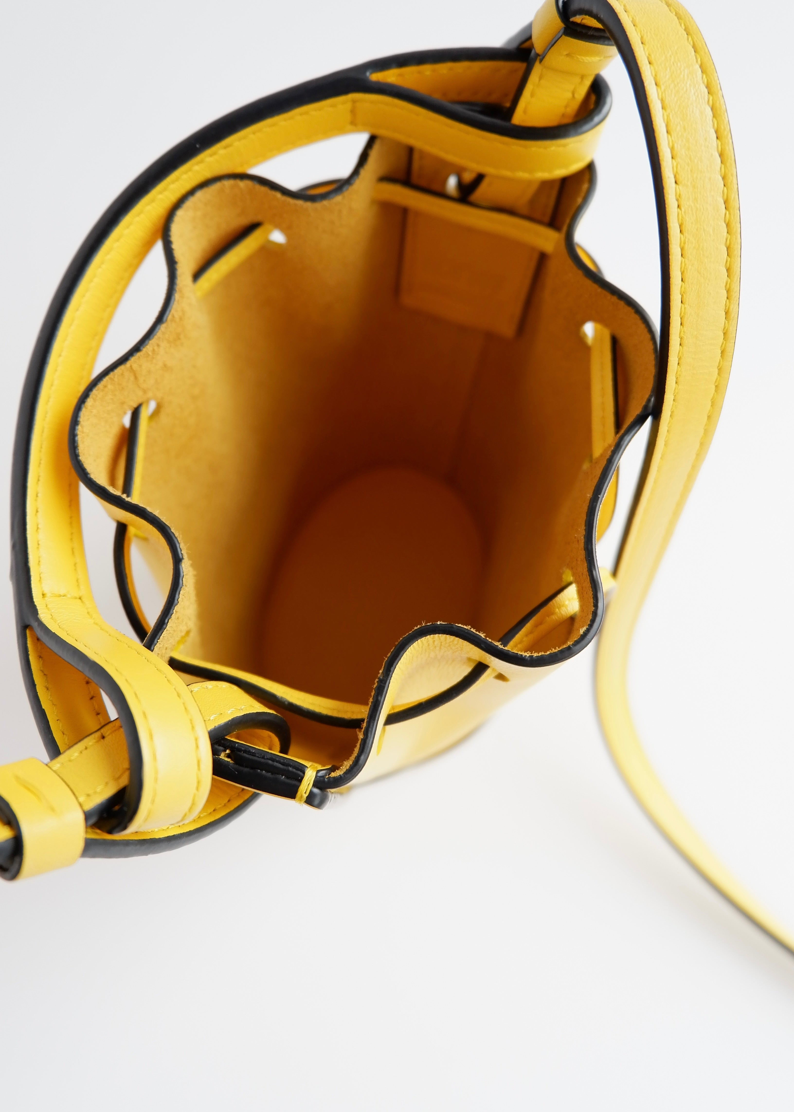 Authentique sac Loewe Balloon Nano en cuir jaune d'occasion