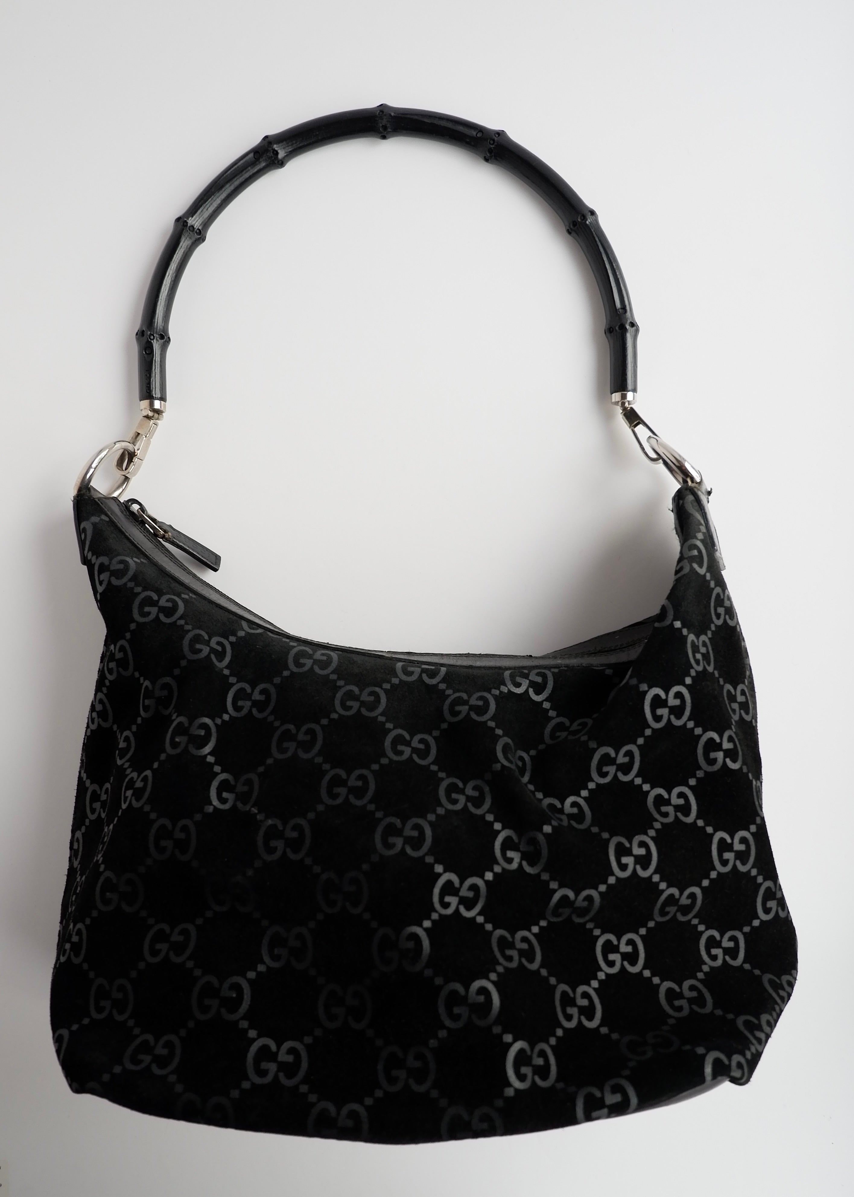 Sac à bandoulière Gucci en daim noir avec poignée en bambou, authentique et d'occasion
