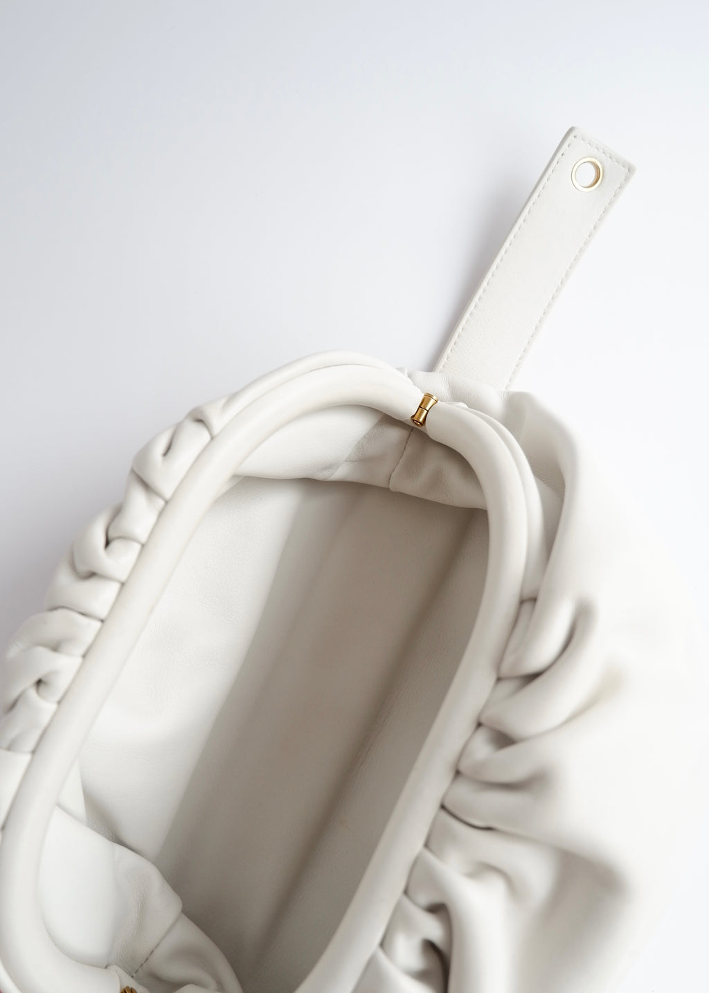 Sac banane Bottega Veneta The Pouch en cuir blanc authentique d'occasion