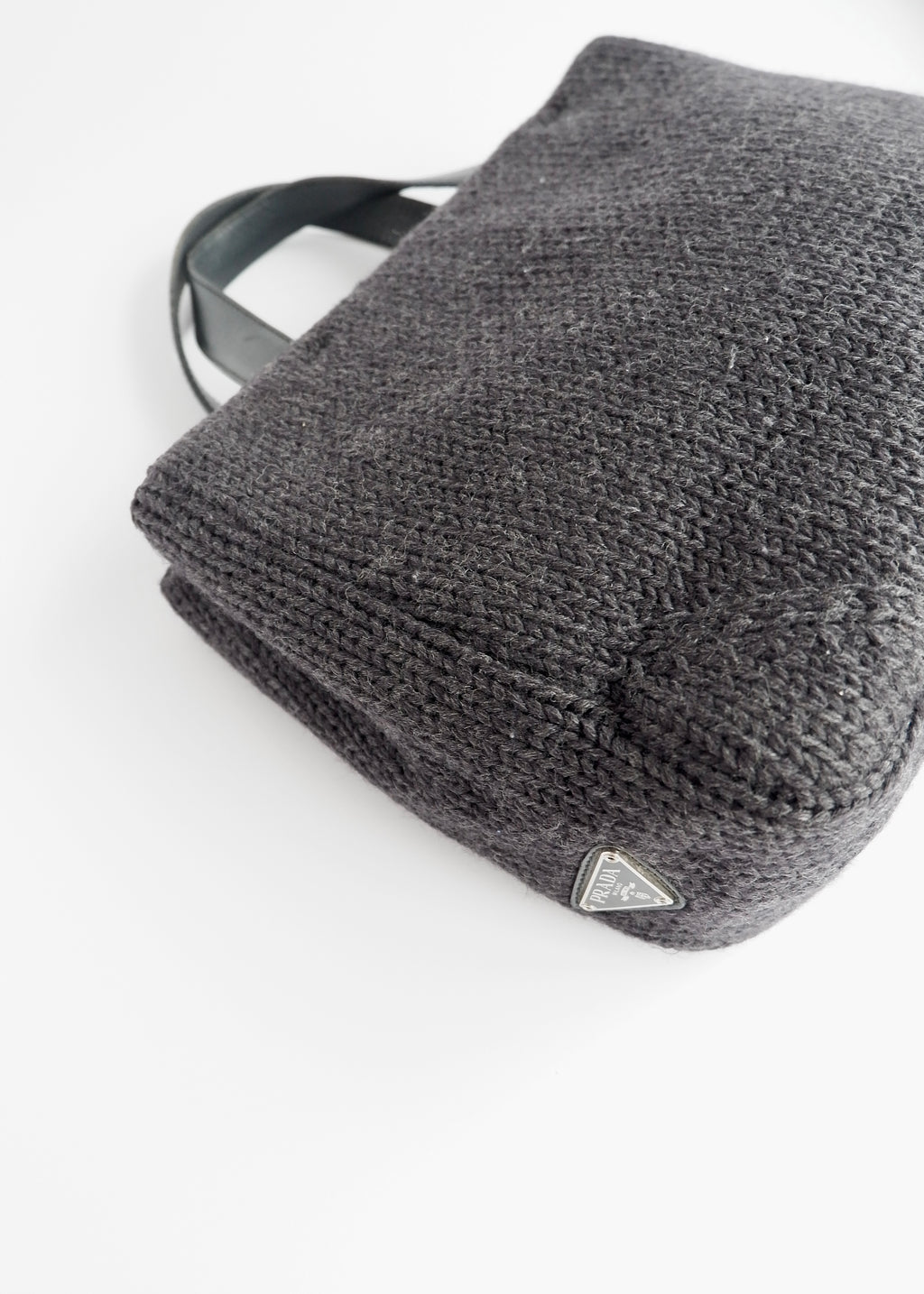 Authentique sac à main Prada en tricot et cuir noir d'occasion