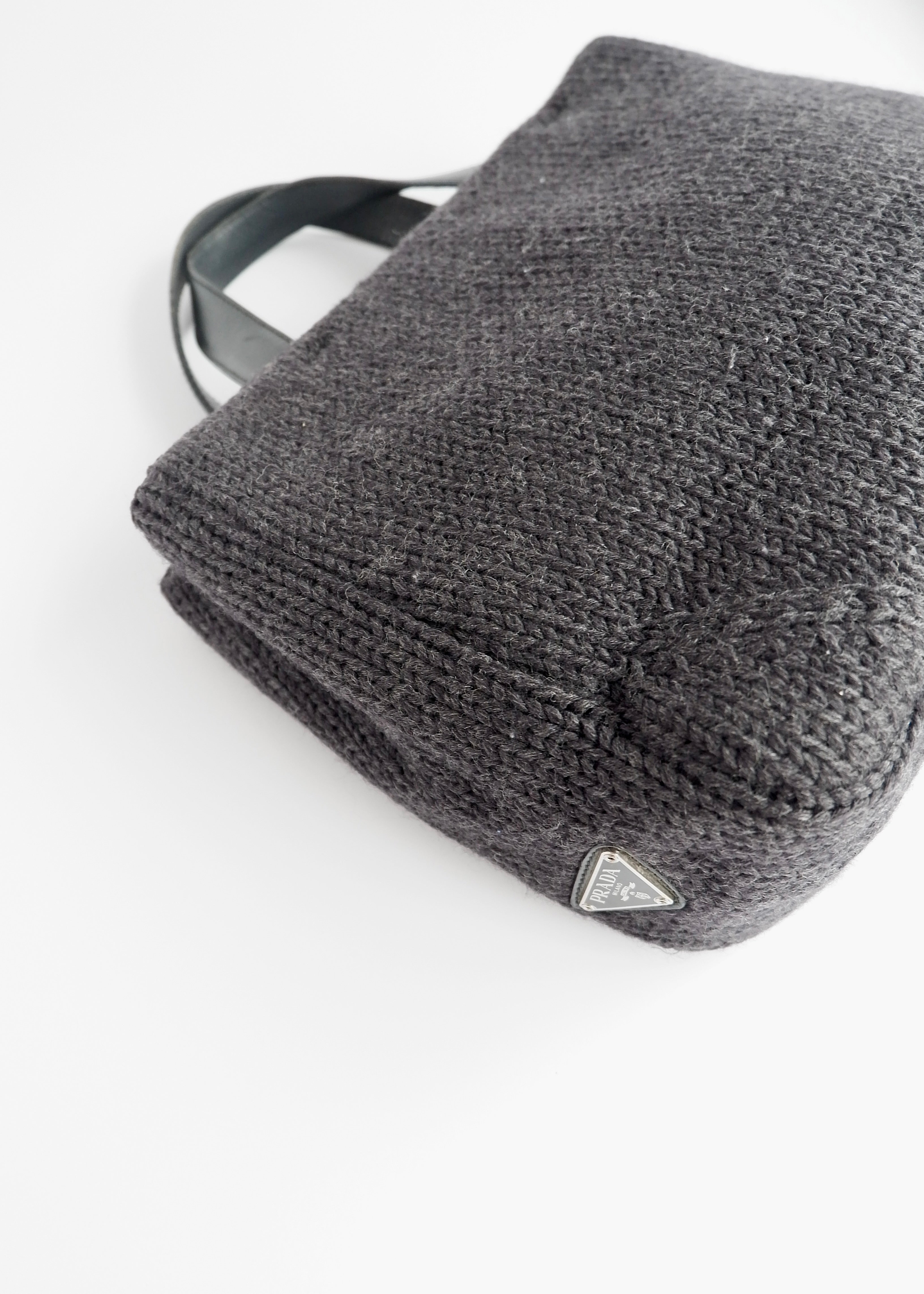 Authentique sac à main Prada en tricot et cuir noir d'occasion
