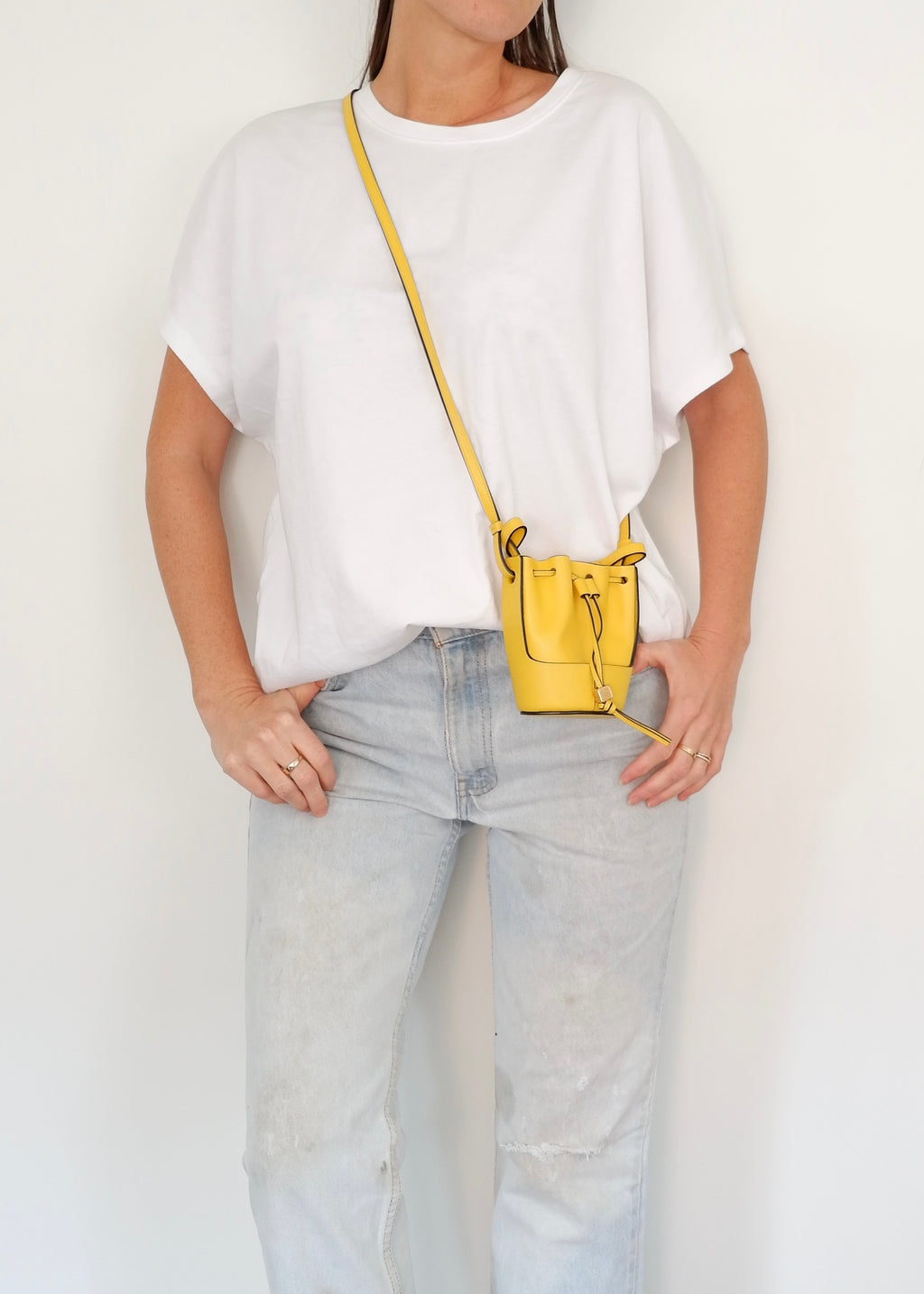 Authentique sac Loewe Balloon Nano en cuir jaune d'occasion