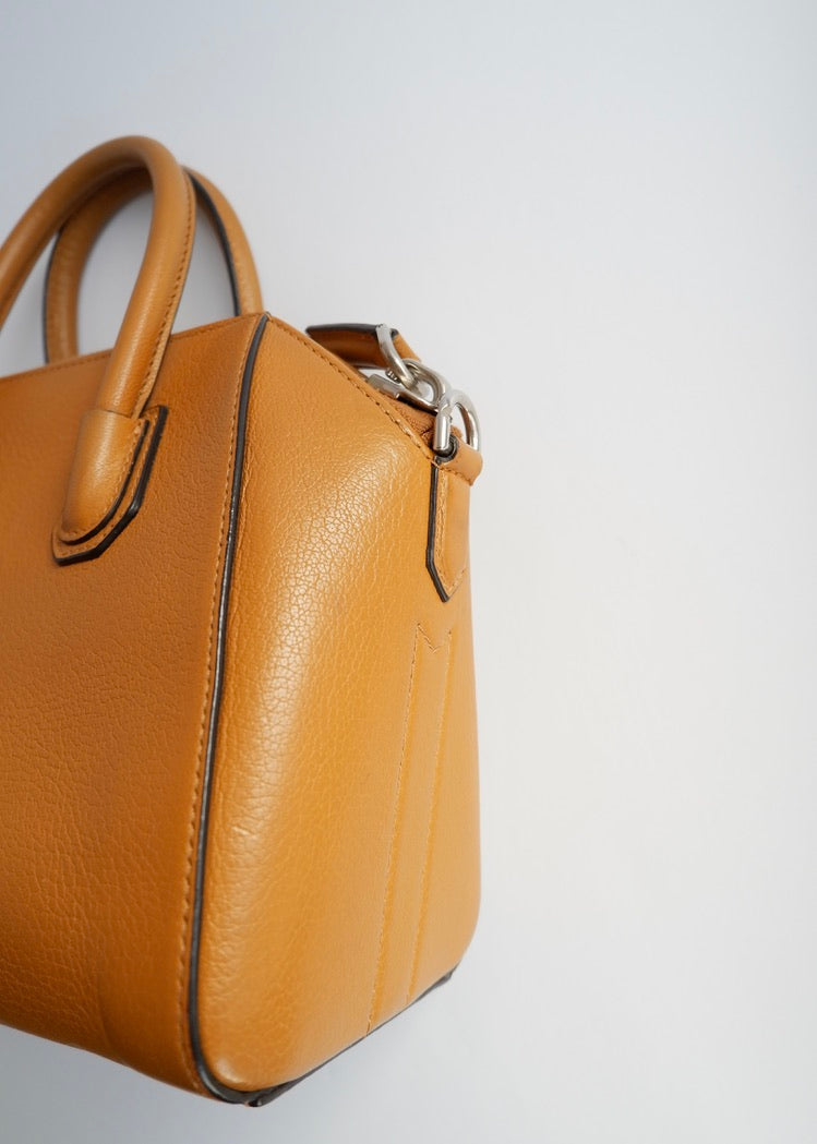 Authentique sac bandoulière Givenchy Antigona petit modèle en cuir couleur camel, d'occasion