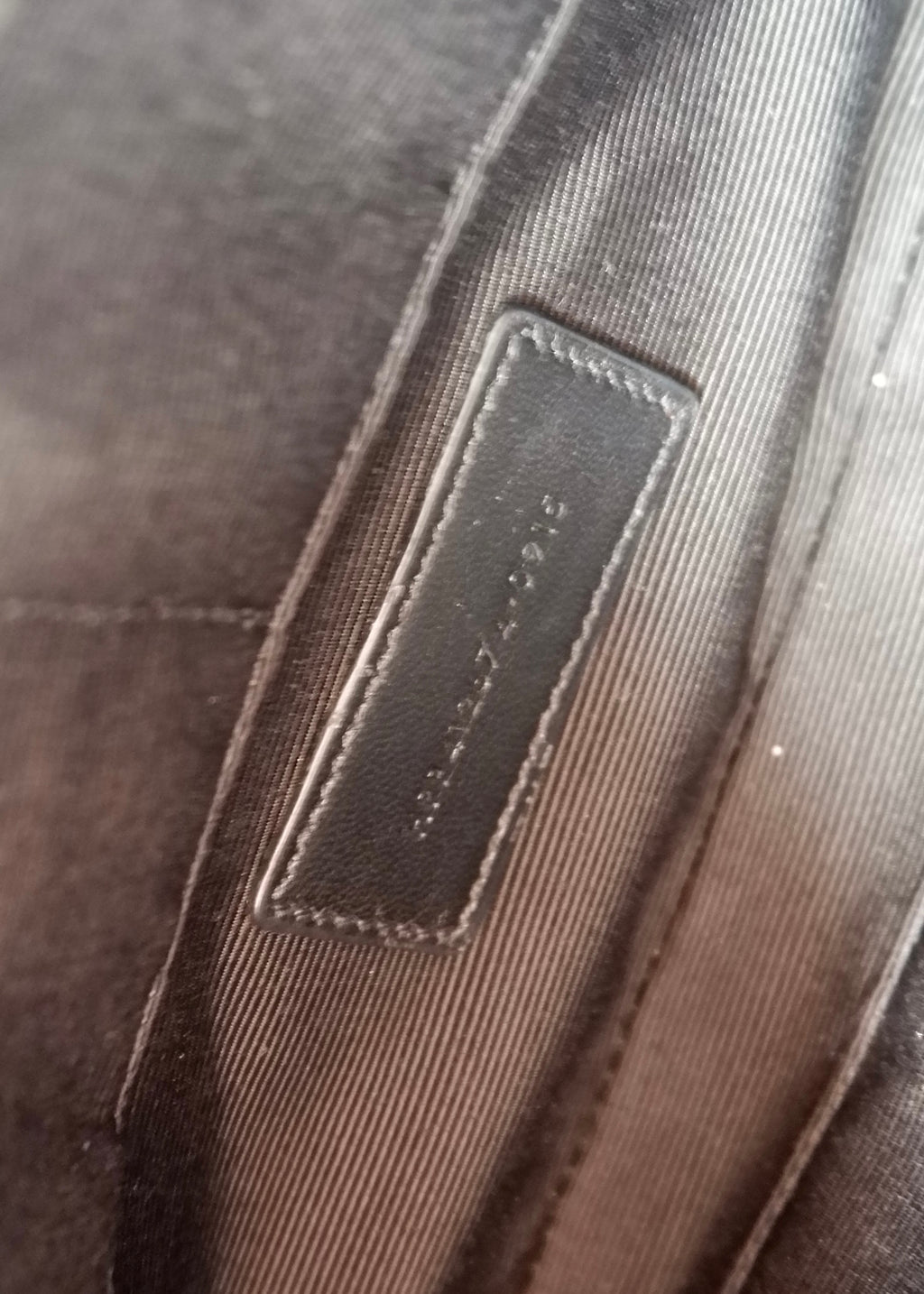 Authentique Sac bandoulière Saint Laurent YSL Monogramme Adolescent en cuir noir d'occasion