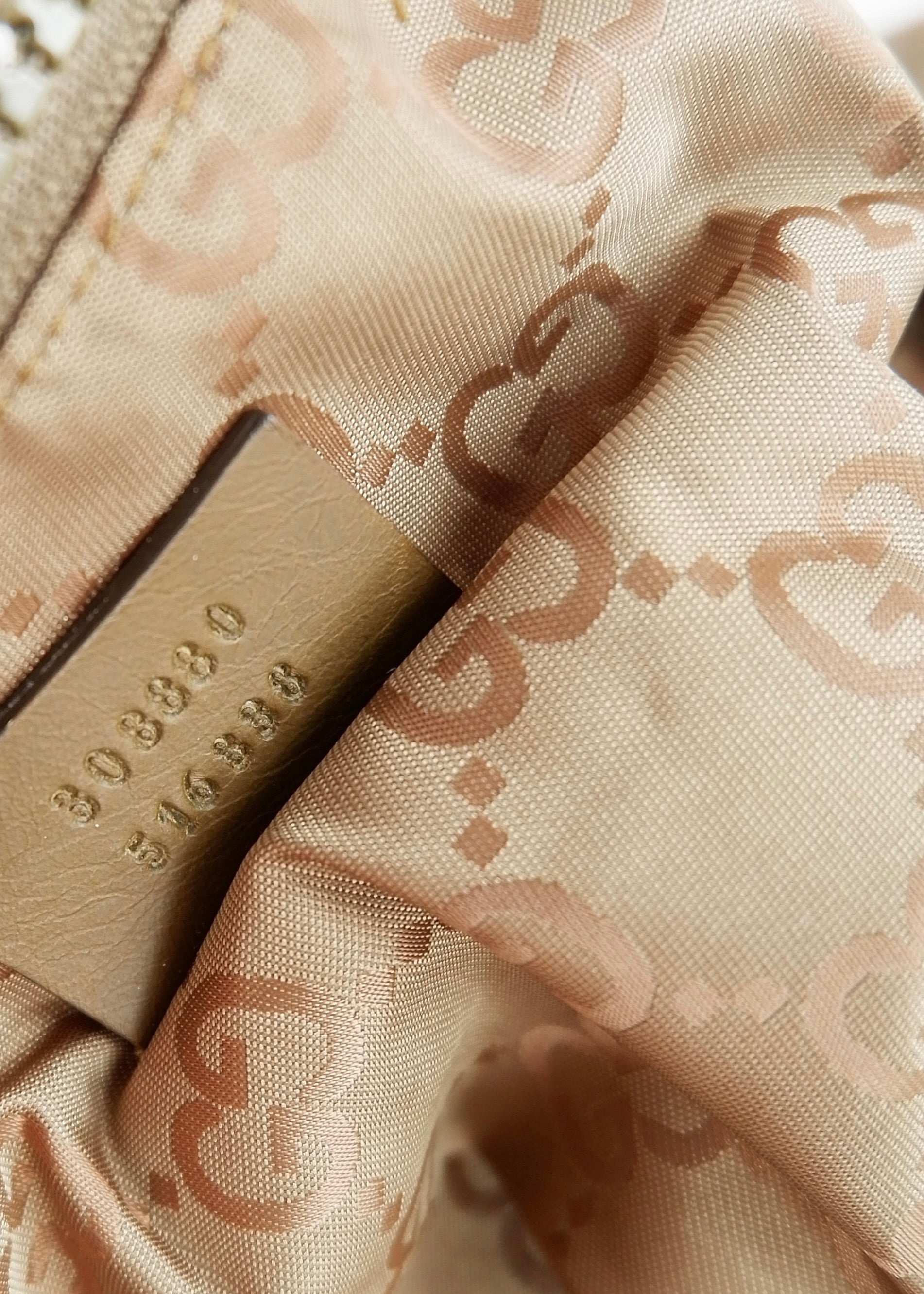 Authentique Sac de Voyage Extra Large Gucci en Nylon Vert Olive Léger Imprimé GG d'occasion
