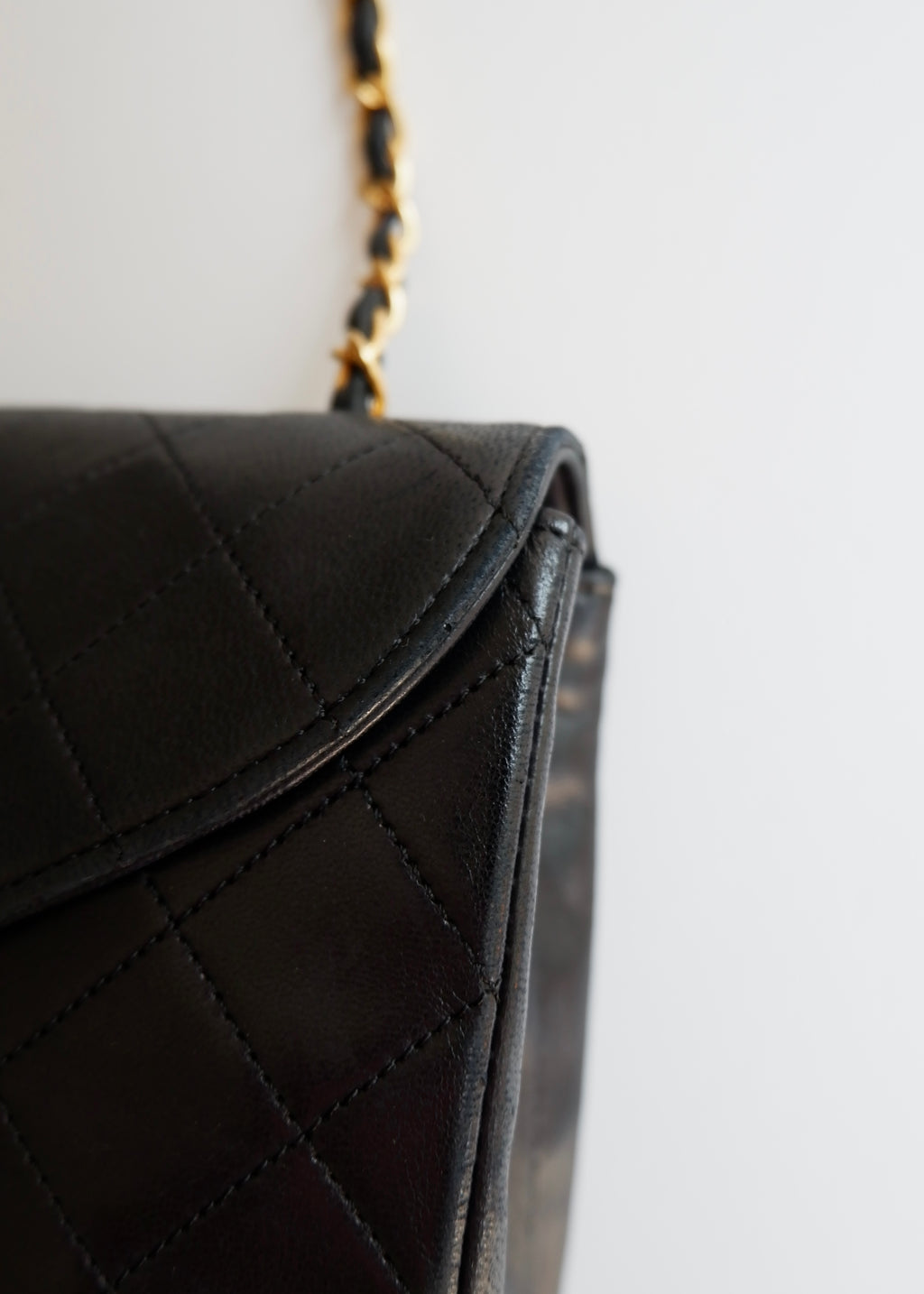 Authentique sac Chanel vintage d'occasion en agneau noir à rabat simple avec quincaillerie dorée