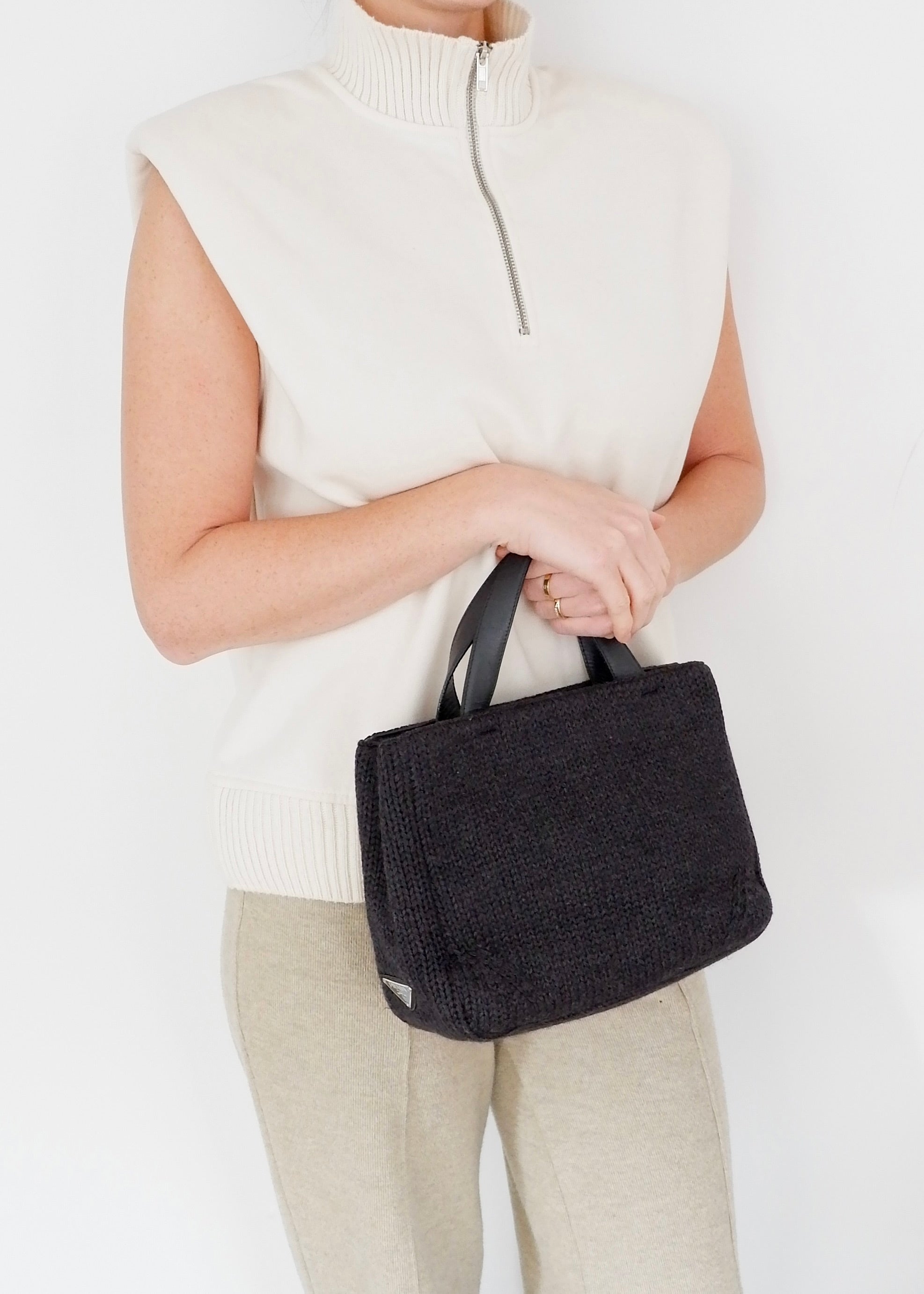 Authentique sac à main Prada en tricot et cuir noir d'occasion