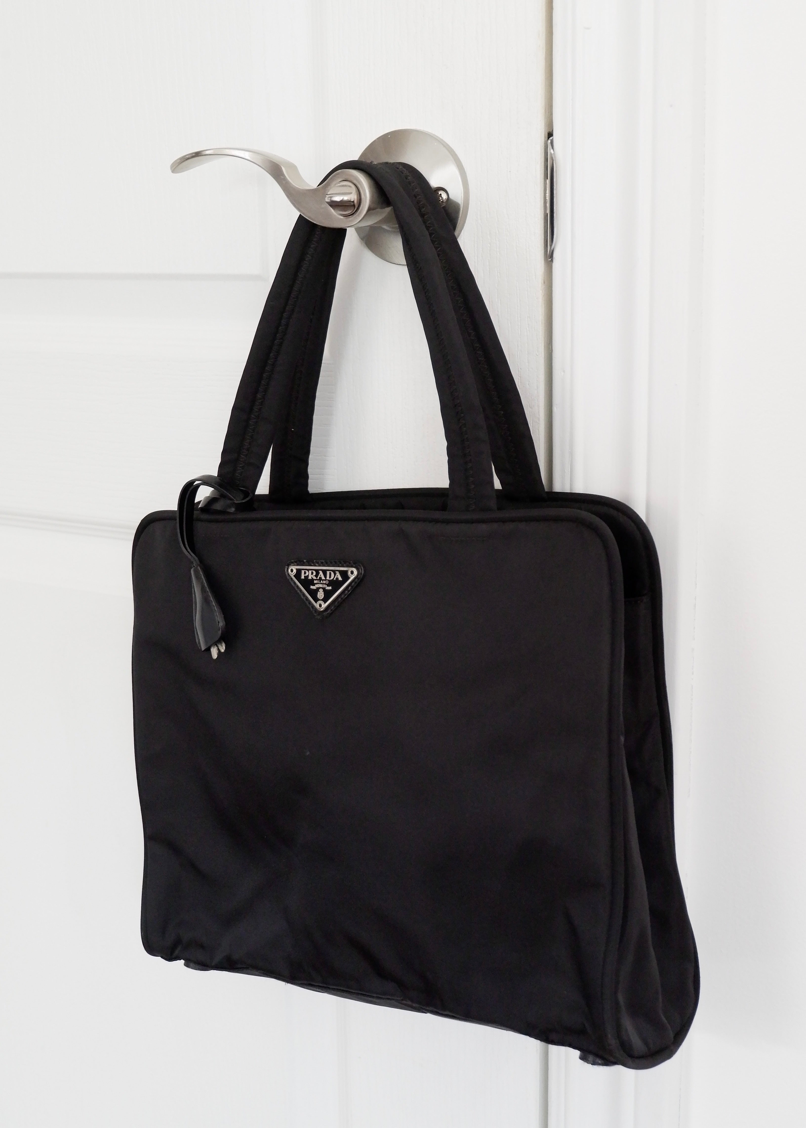 Authentique sac à poignée supérieure en nylon noir Prada d'occasion