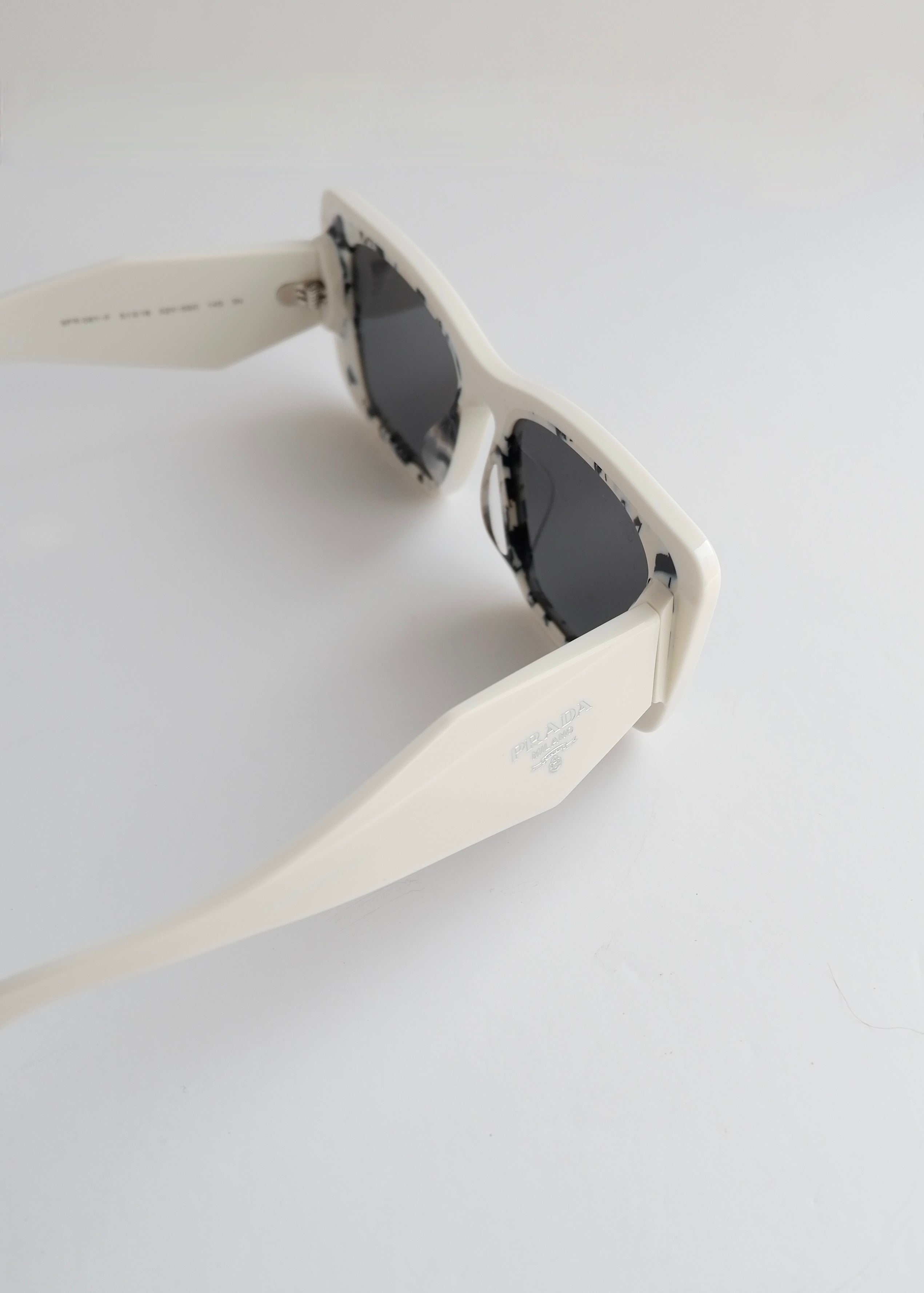 Authentiques lunettes de soleil œil-de-chat Prada blanches d'occasion