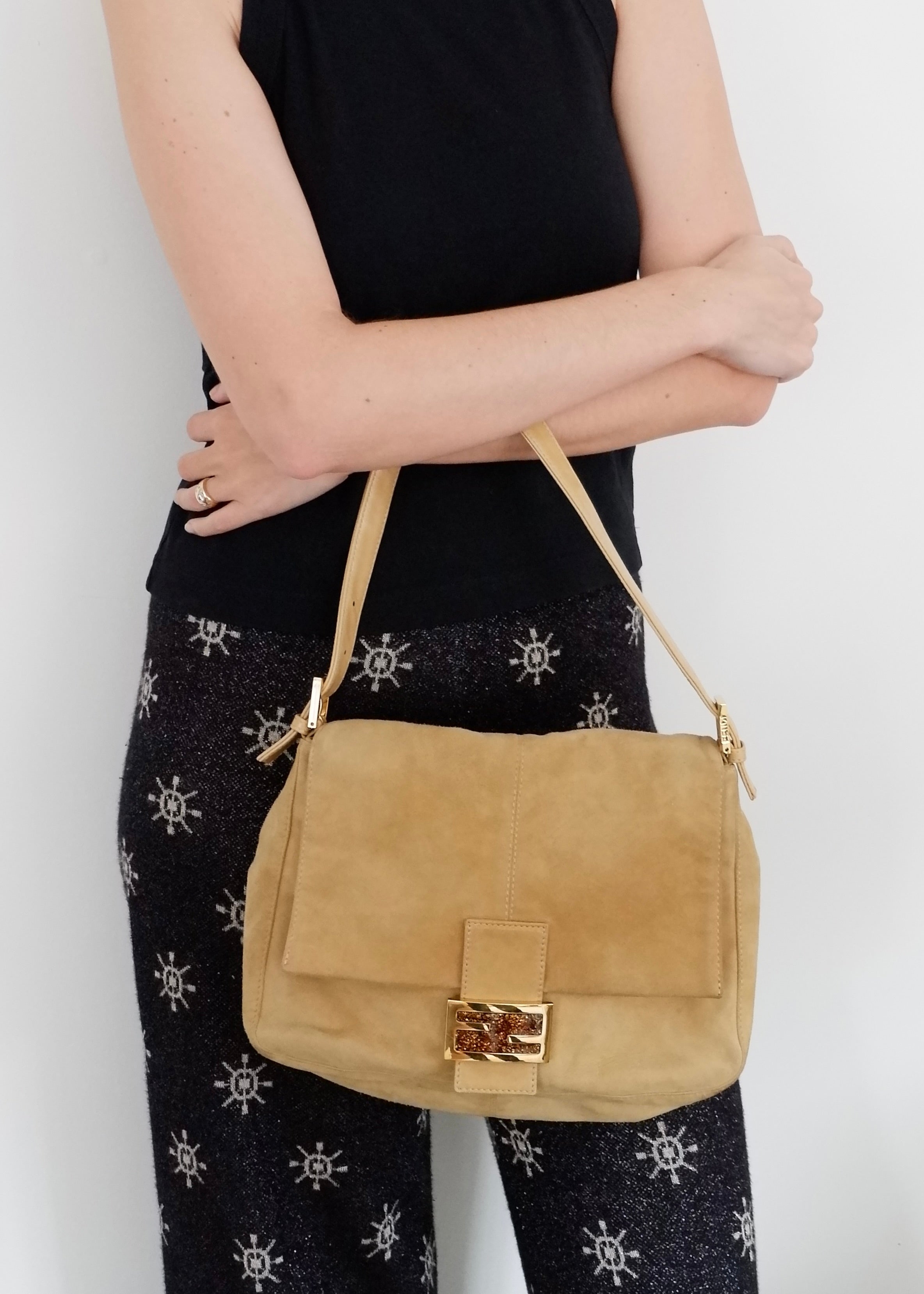 Sac à bandoulière Fendi Mamma Baguette en daim beige d'occasion authentique