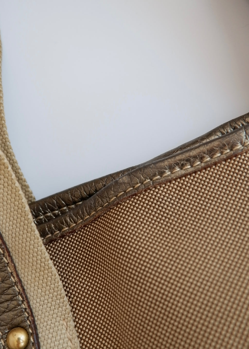 Authentique Sac à Main Prada Bicolore Beige/Doré en Toile et Cuir d'Occasion