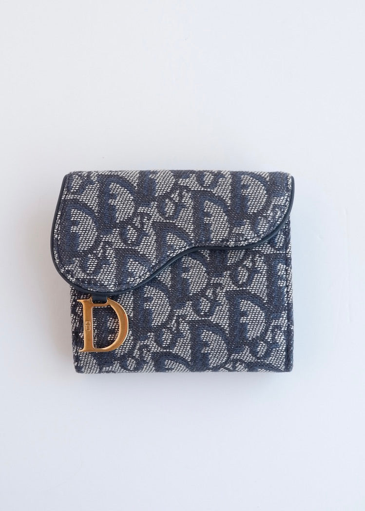 Portefeuille Dior authentique d'occasion, plié en deux, bleu marine, avec breloque D, motif Oblique.