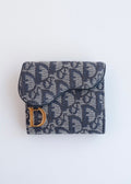 Portefeuille Dior authentique d'occasion, plié en deux, bleu marine, avec breloque D, motif Oblique.