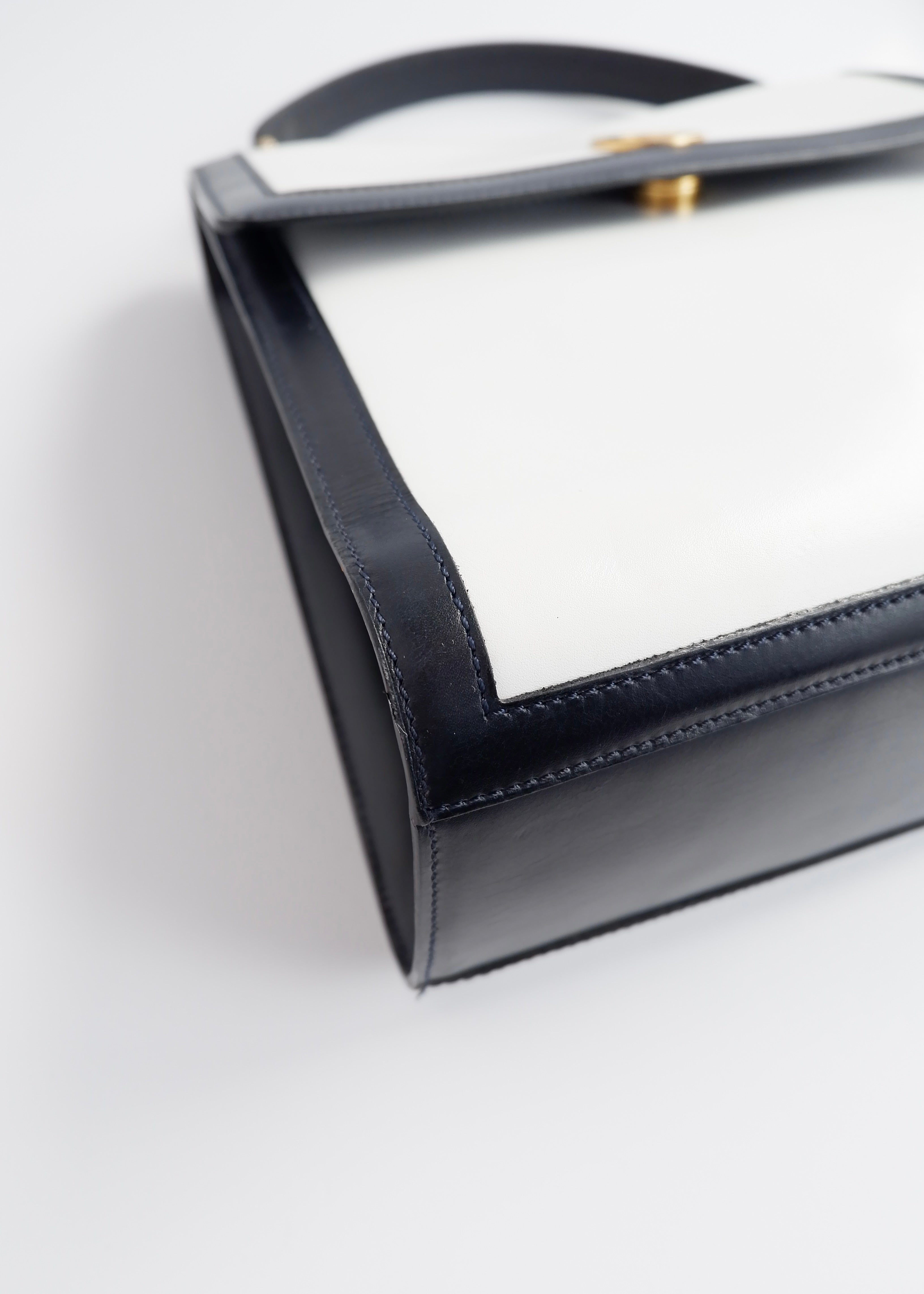 Sac à main vintage Céline authentique d'occasion en cuir blanc et noir