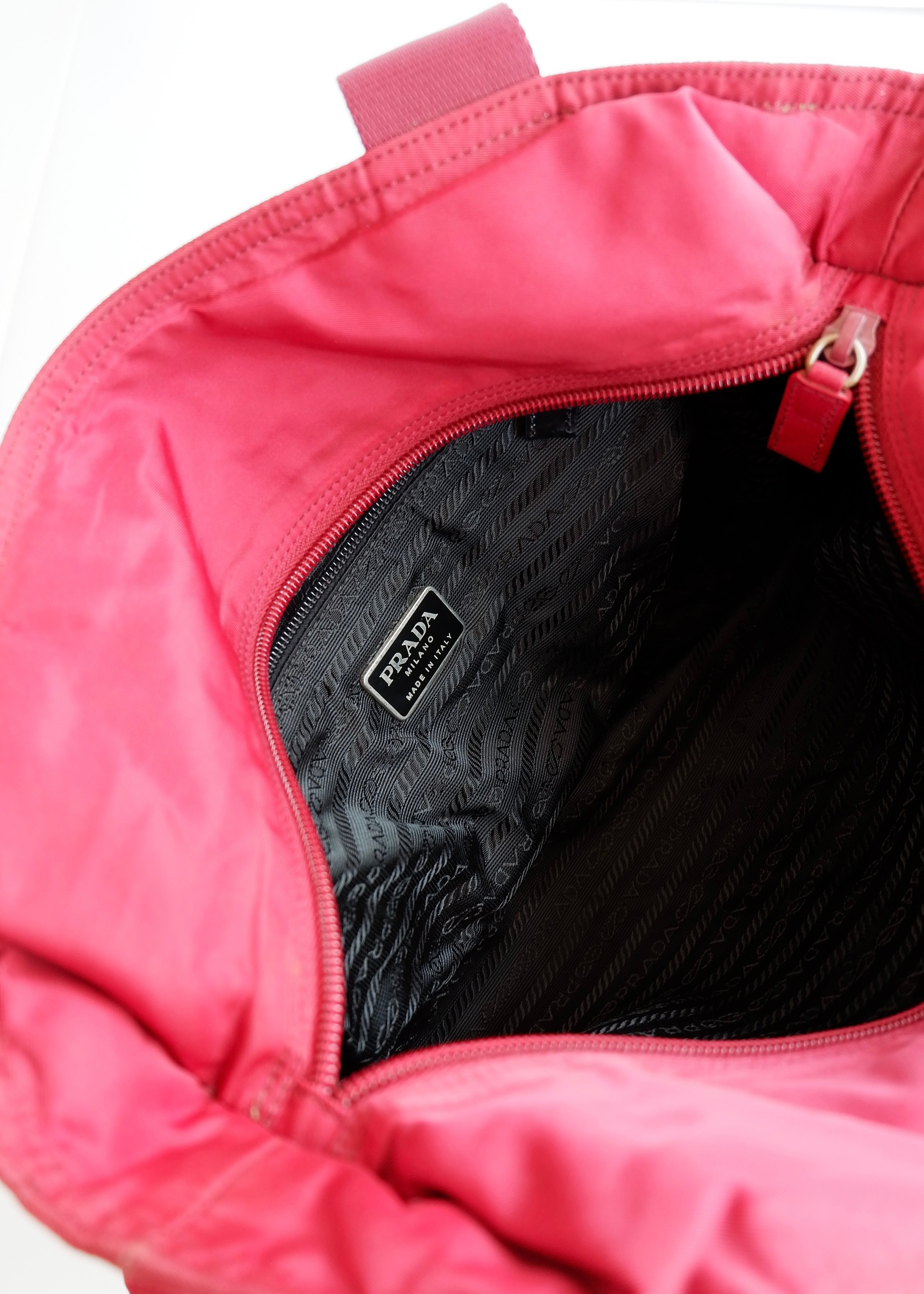 Sac fourre-tout Prada authentique d'occasion en nylon rouge