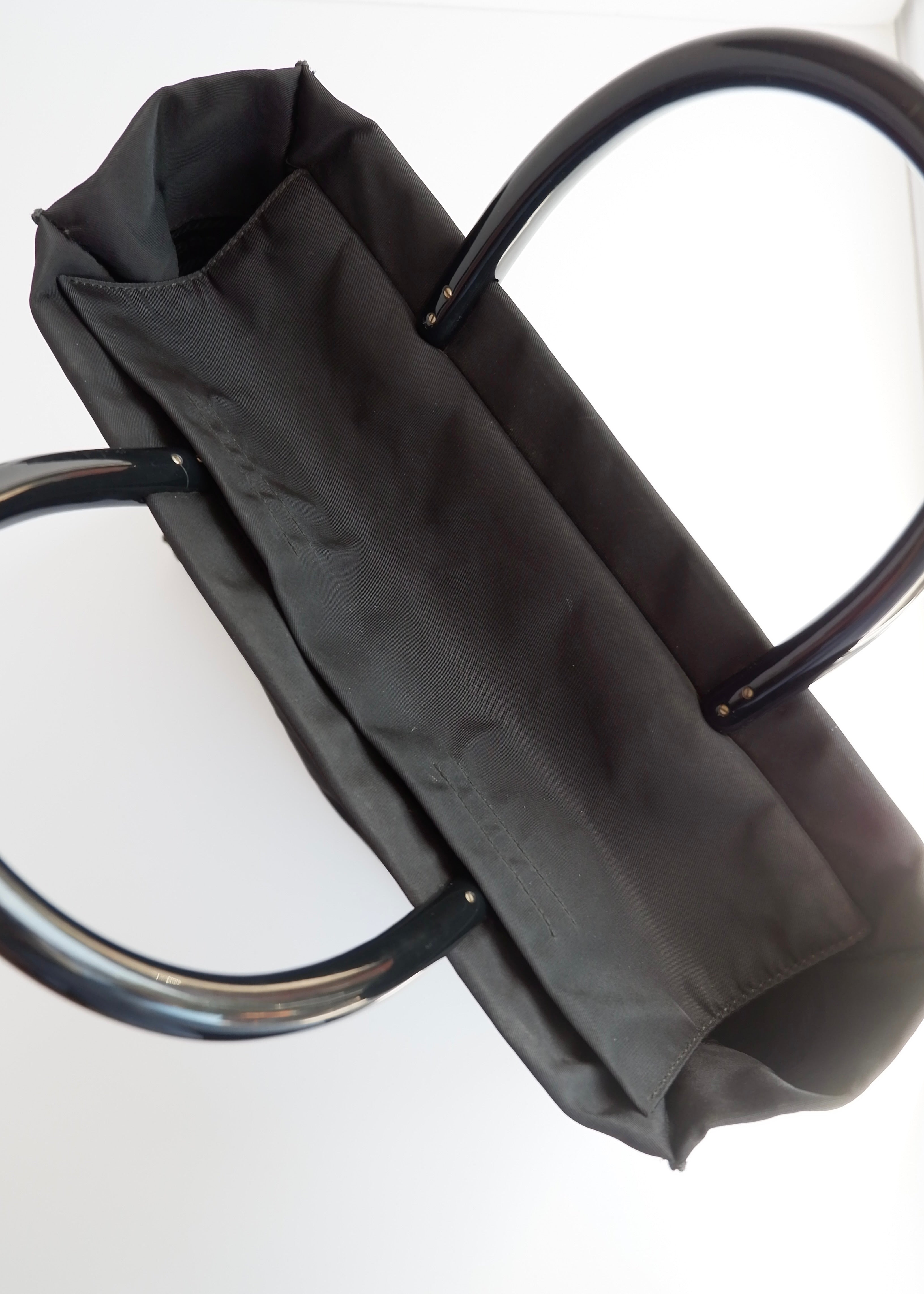 Sac à main Prada d'occasion authentique en nylon noir avec anse en acétate