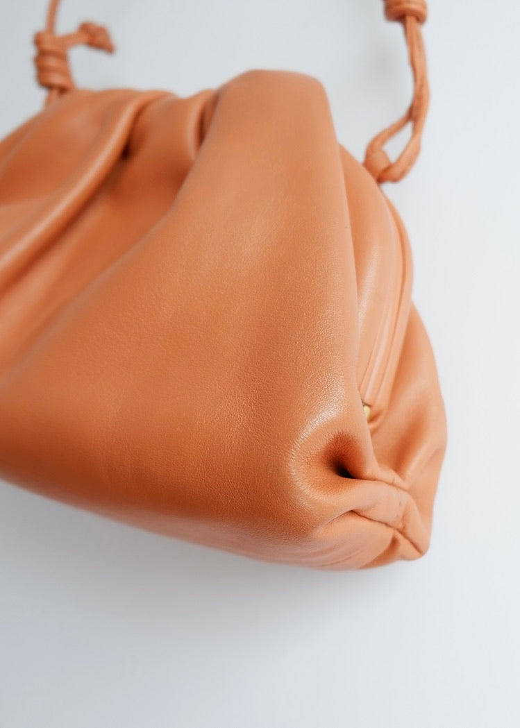 Authentique sac bandoulière Bottega Veneta Mini Pouch en cuir marron d'occasion