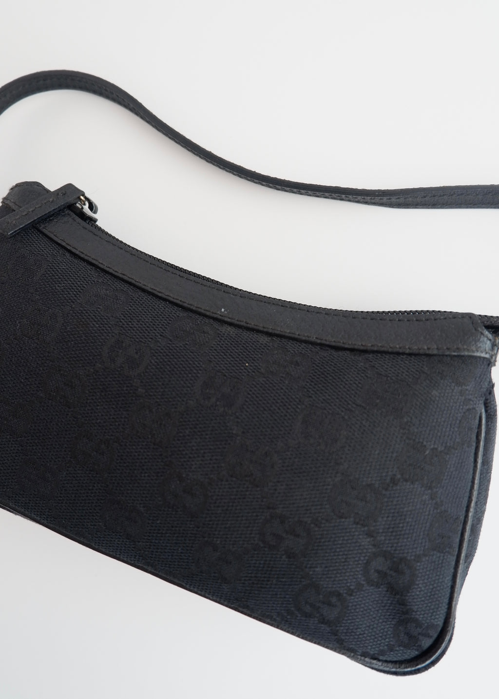 Authentique Sac Micro à Bandoulière Gucci en Toile GG Noire avec Breloque Dorée d'occasion