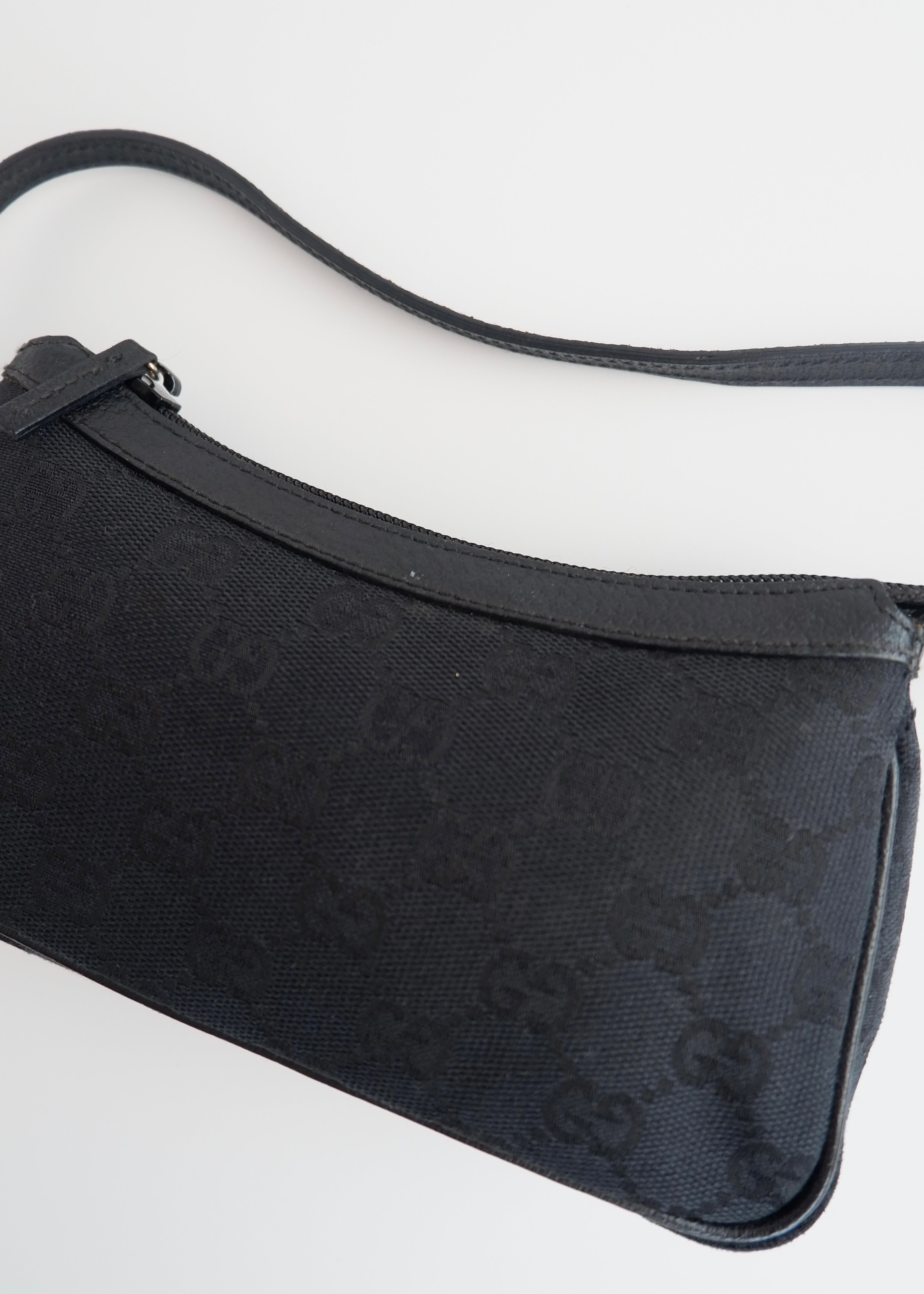 Authentique Sac Micro à Bandoulière Gucci en Toile GG Noire avec Breloque Dorée d'occasion