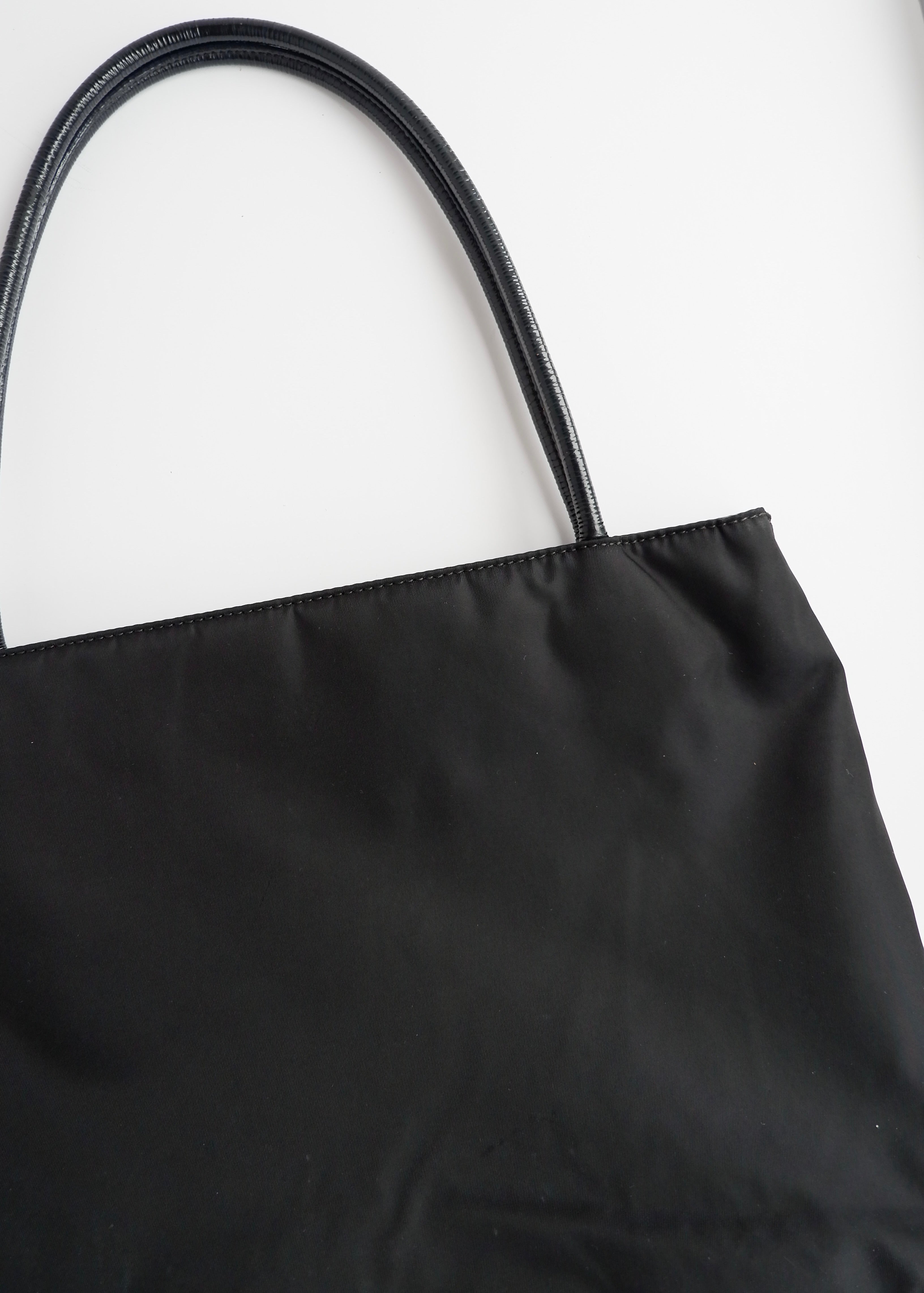 Authentique sac bandoulière Prada en nylon et cuir noir, d'occasion