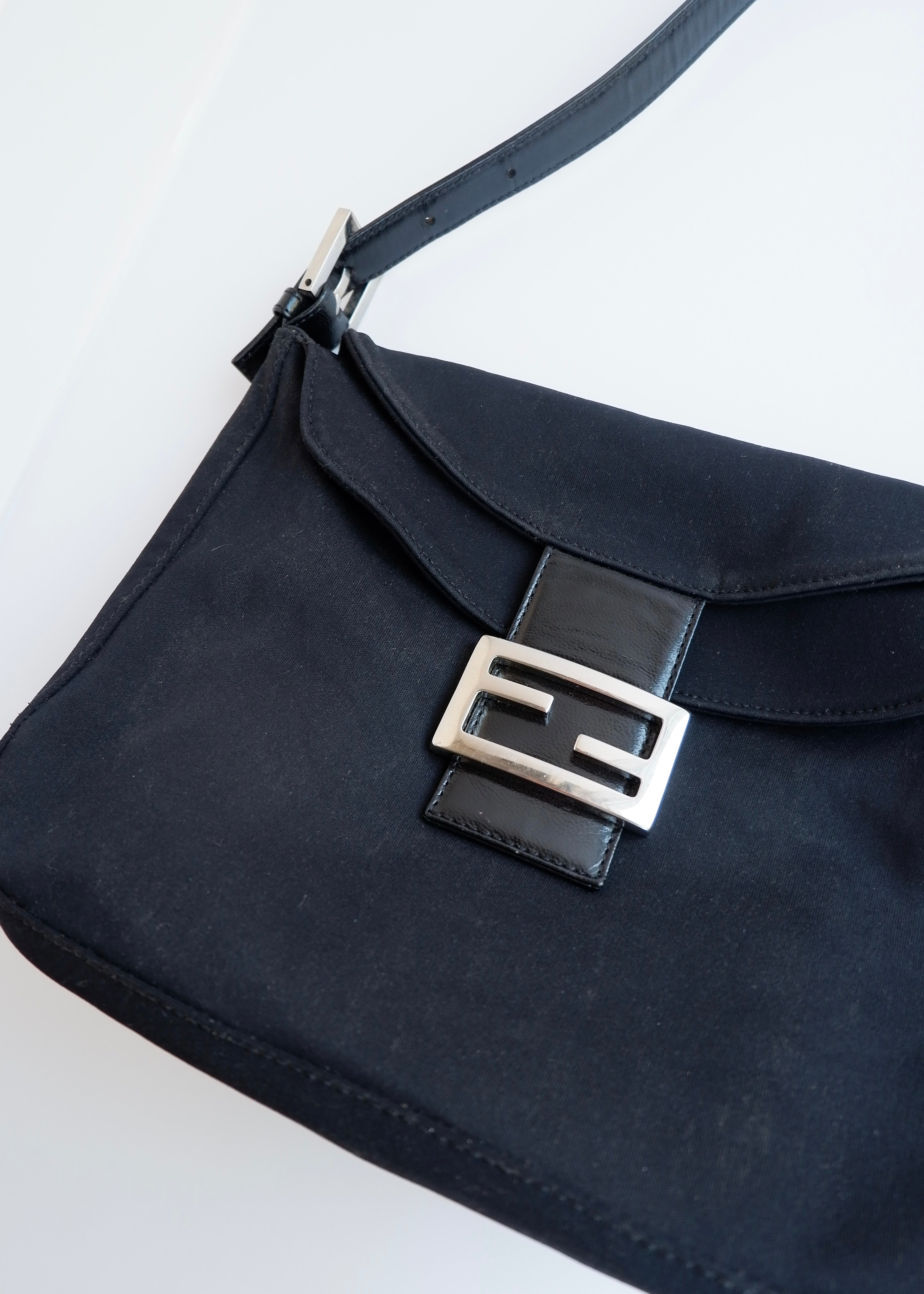 Sac porté épaule baguette Fendi authentique d'occasion en tissu noir