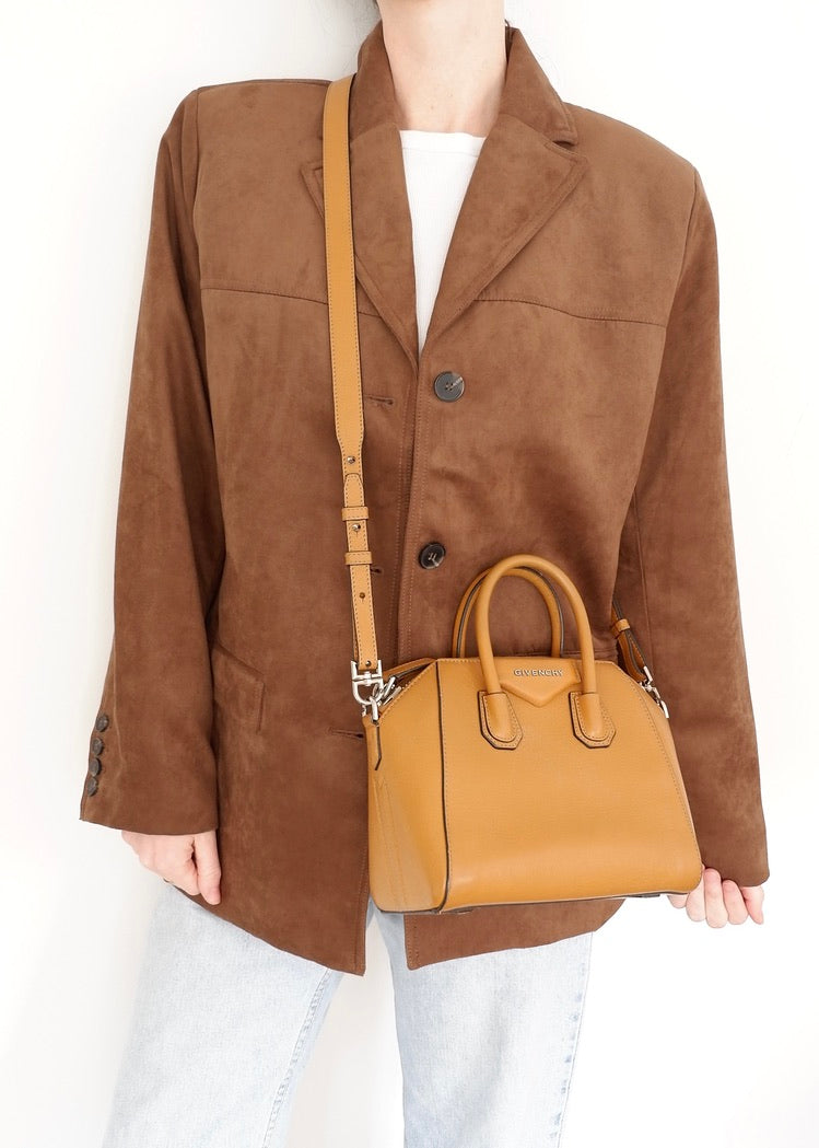 Authentique sac bandoulière Givenchy Antigona petit modèle en cuir couleur camel, d'occasion