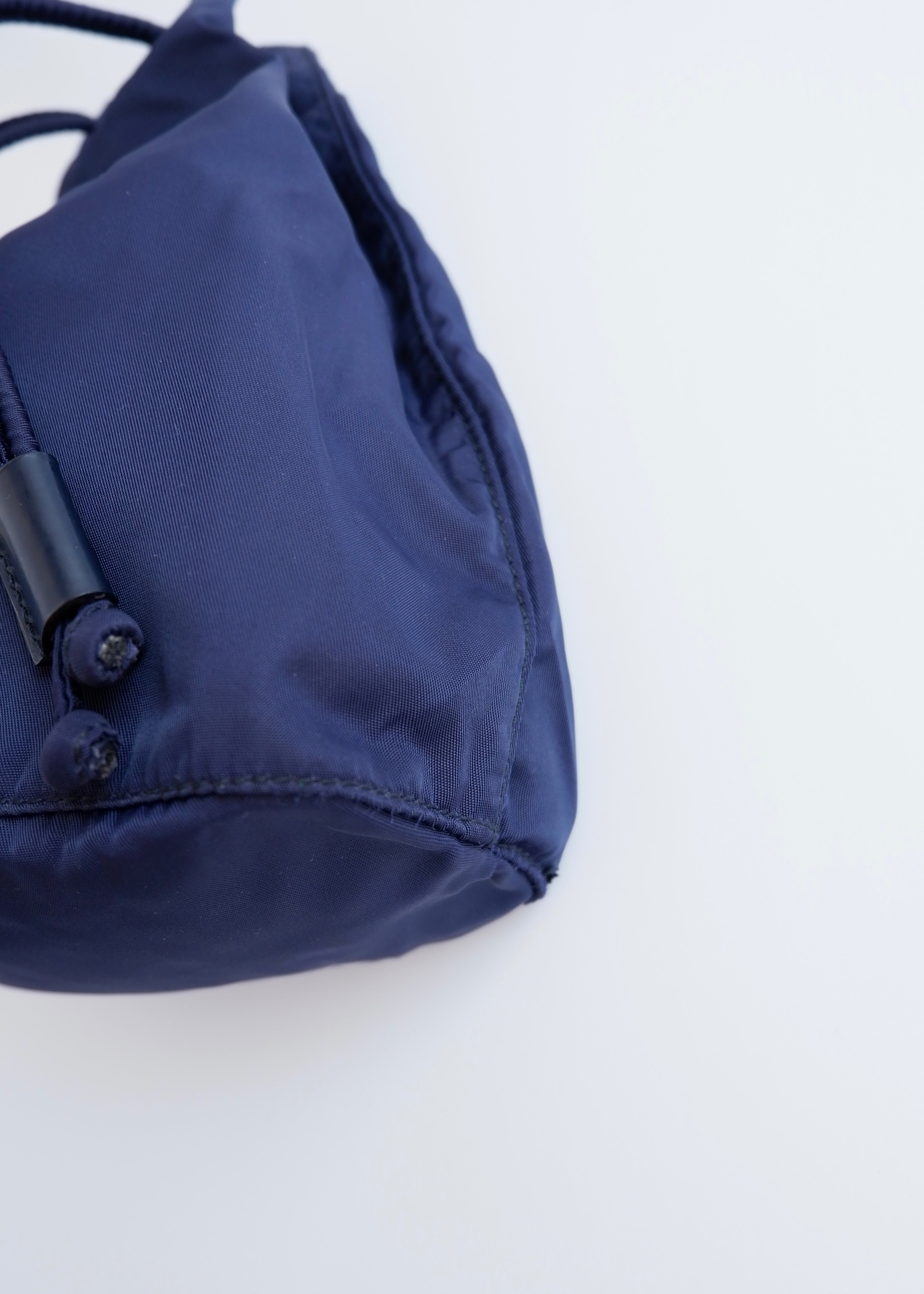 Pochette authentique d'occasion Prada en nylon bleu marine avec cordon de serrage