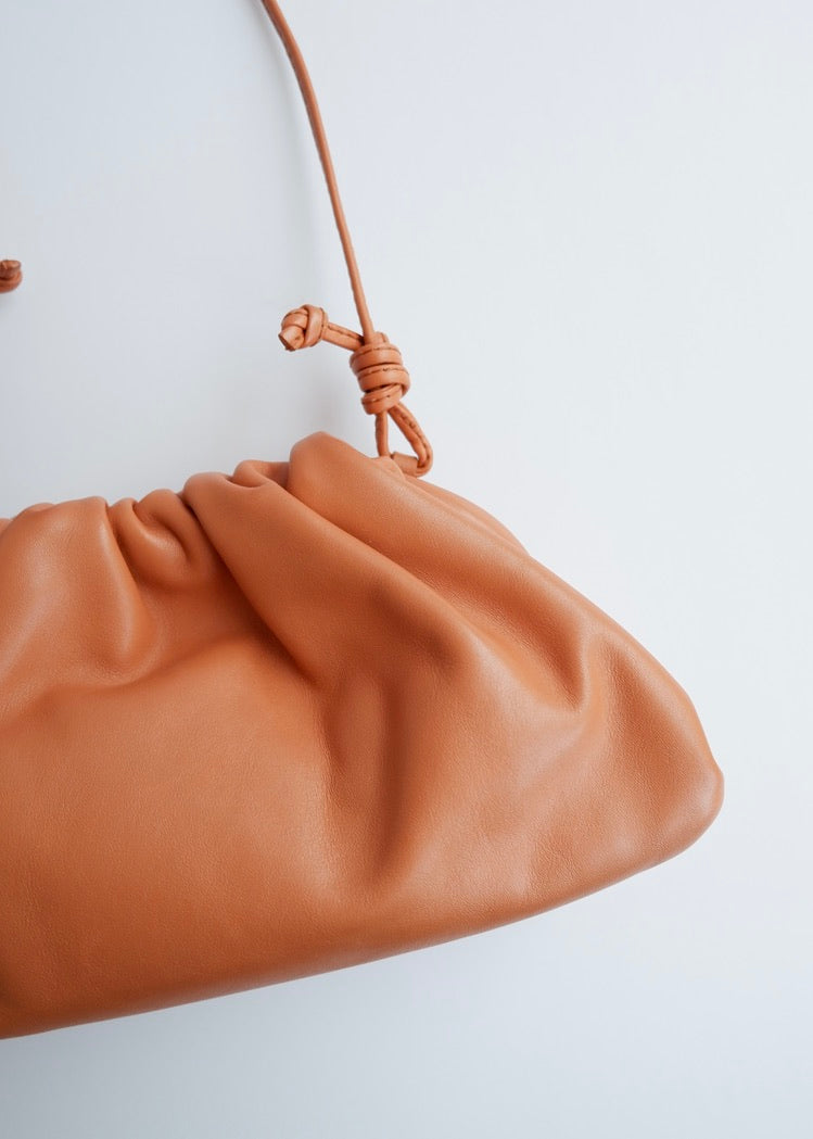 Authentique sac bandoulière Bottega Veneta Mini Pouch en cuir marron d'occasion
