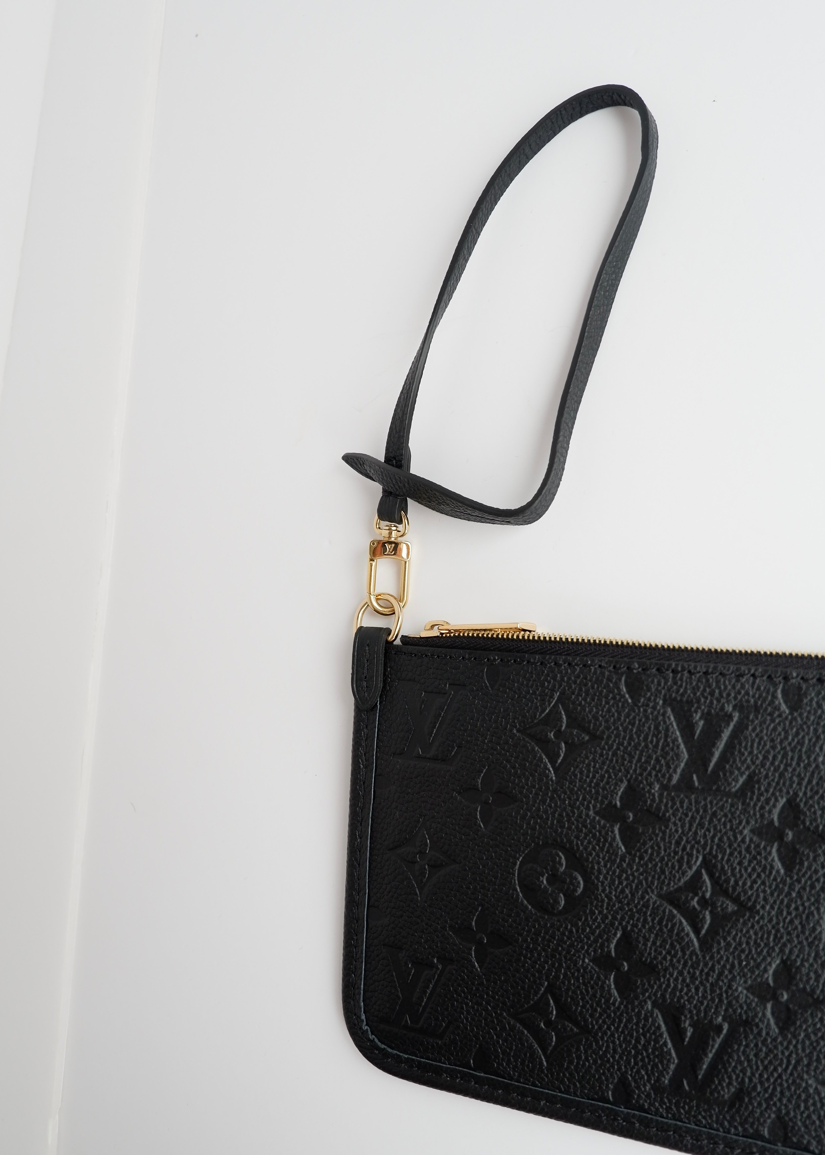 Pochette de poignet Louis Vuitton Neverfull monogramme Empreinte noir authentique d'occasion
