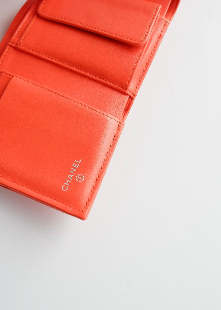 Portefeuille Chanel Boy d'occasion authentique en cuir grainé orange