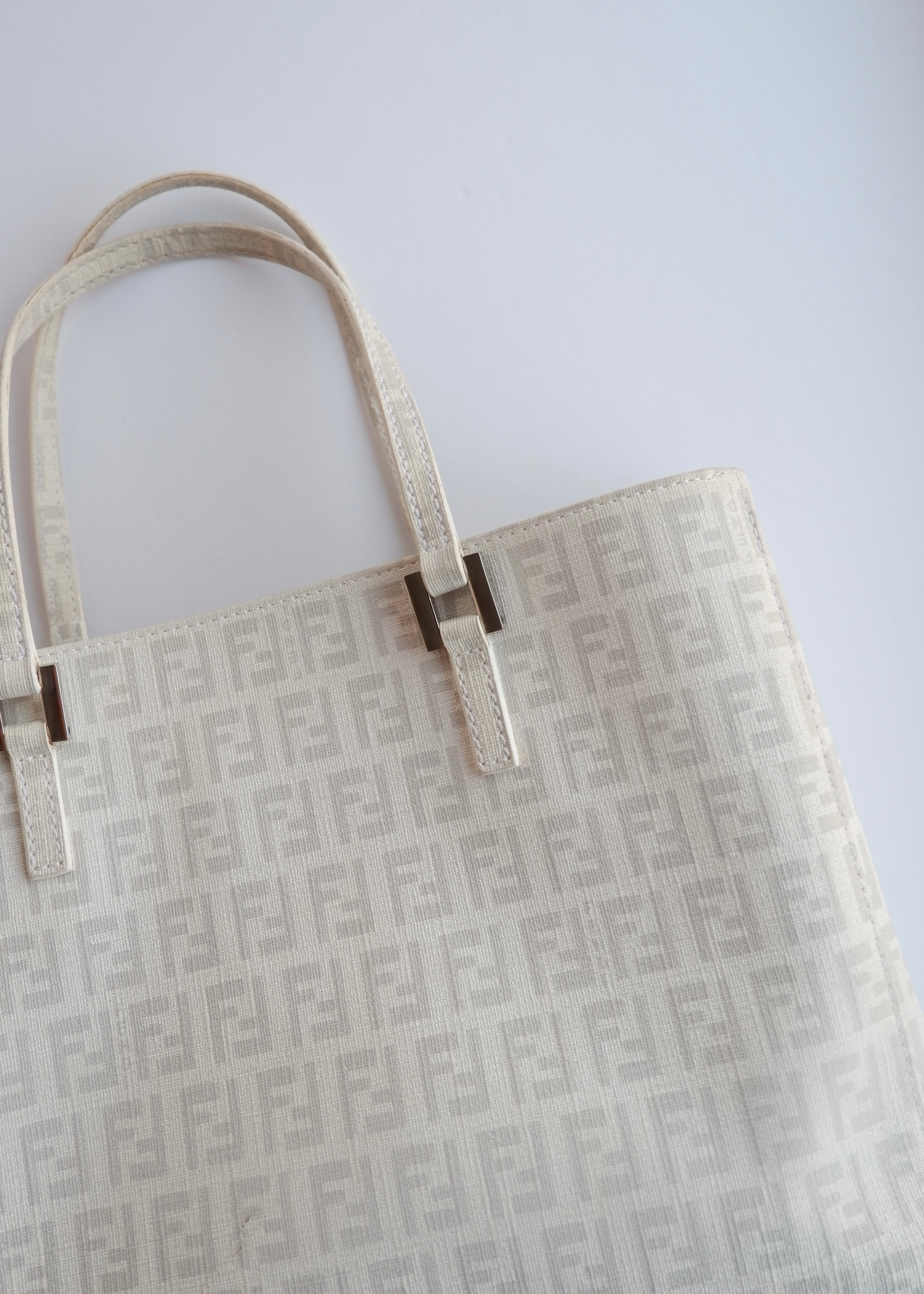 Sac à main Fendi Zucchino blanc d'occasion authentique