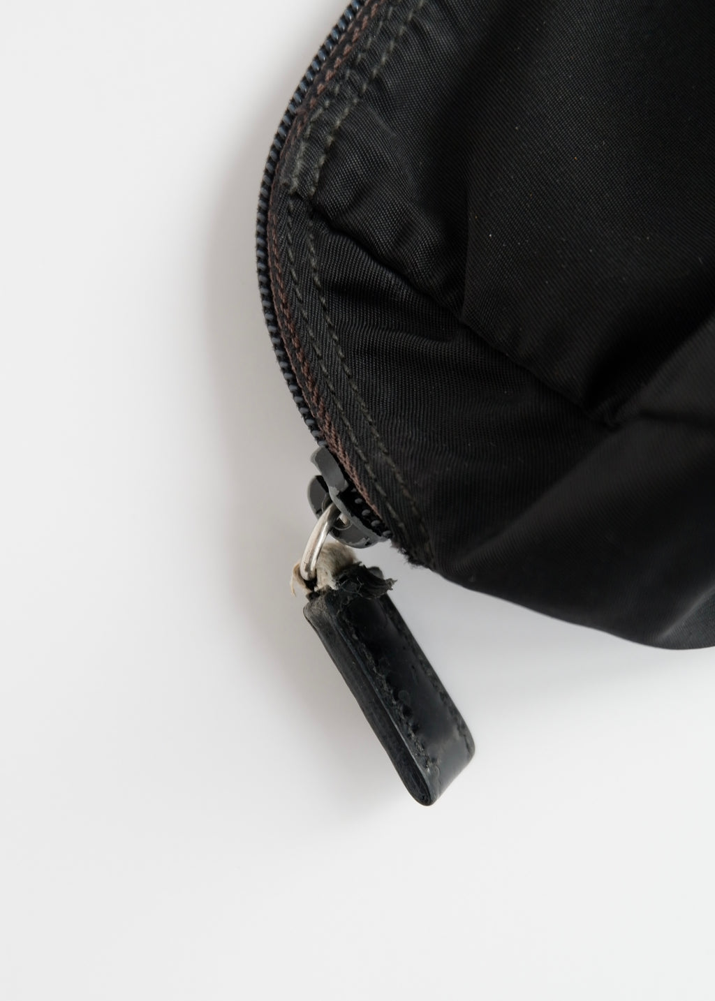 Pochette Prada noire en nylon, petite, authentique et d'occasion