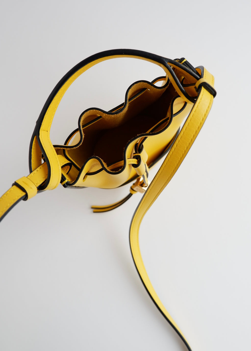 Authentique sac Loewe Balloon Nano en cuir jaune d'occasion