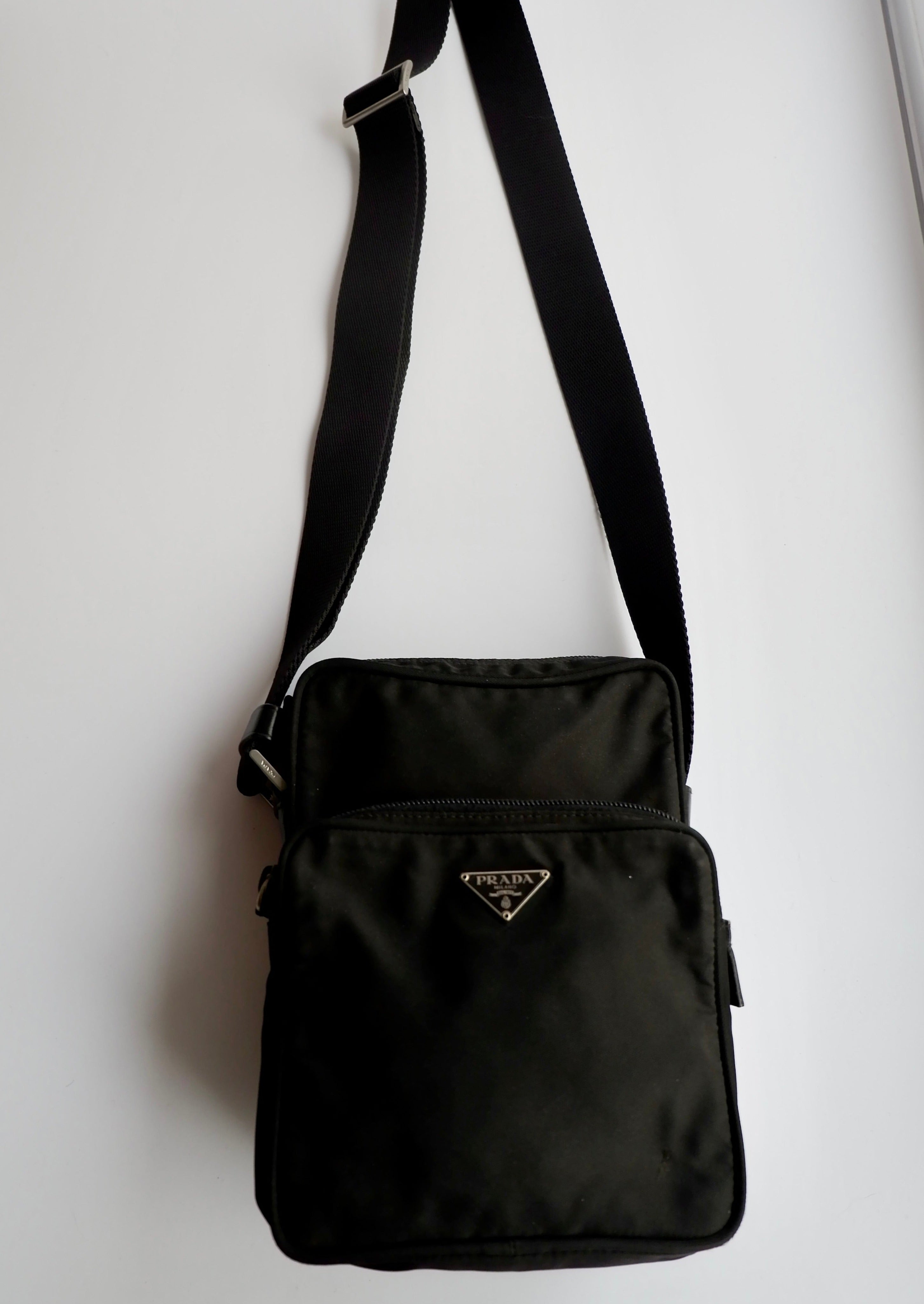 Authentique sac à bandoulière en nylon noir Prada d'occasion