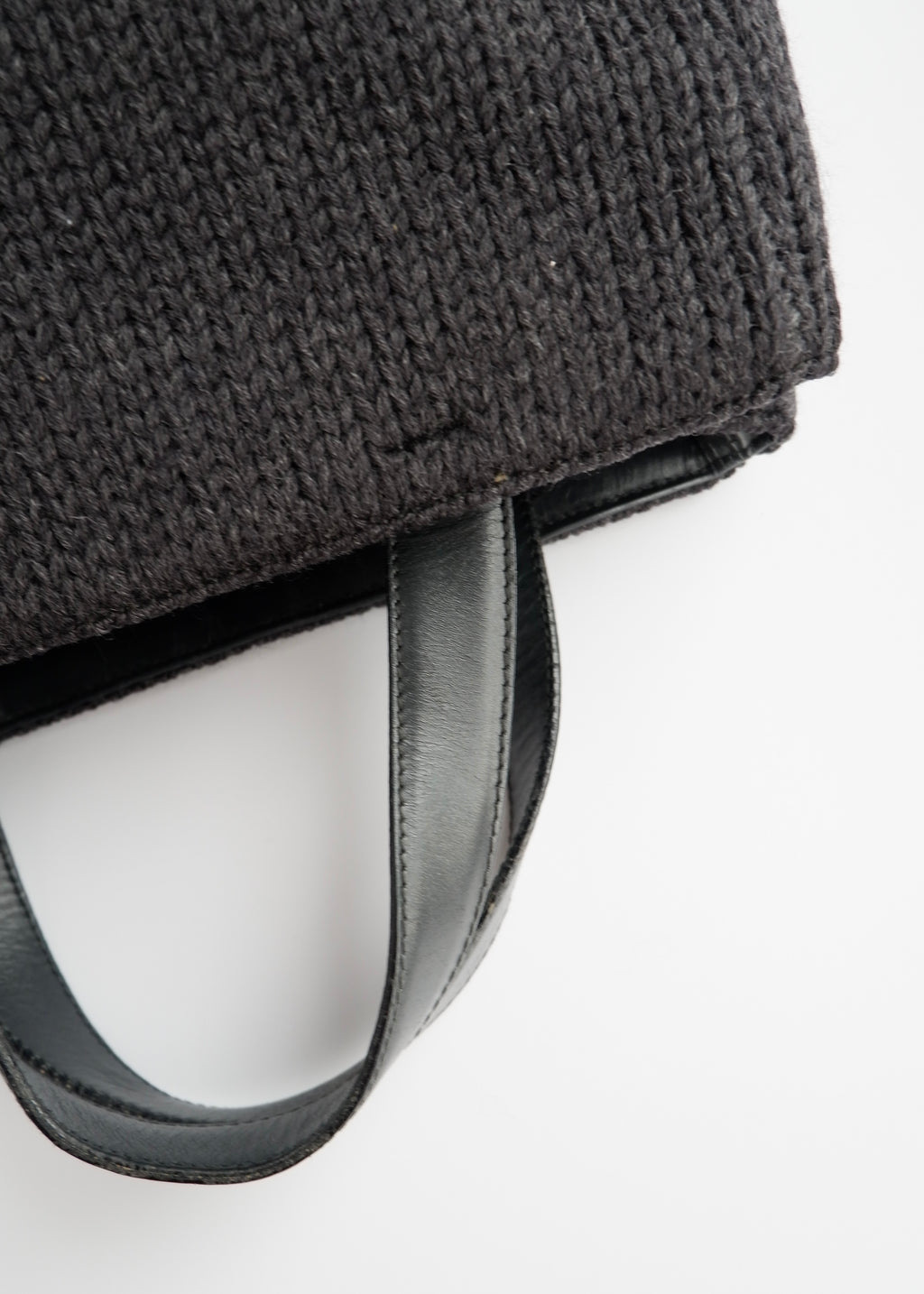 Authentique sac à main Prada en tricot et cuir noir d'occasion