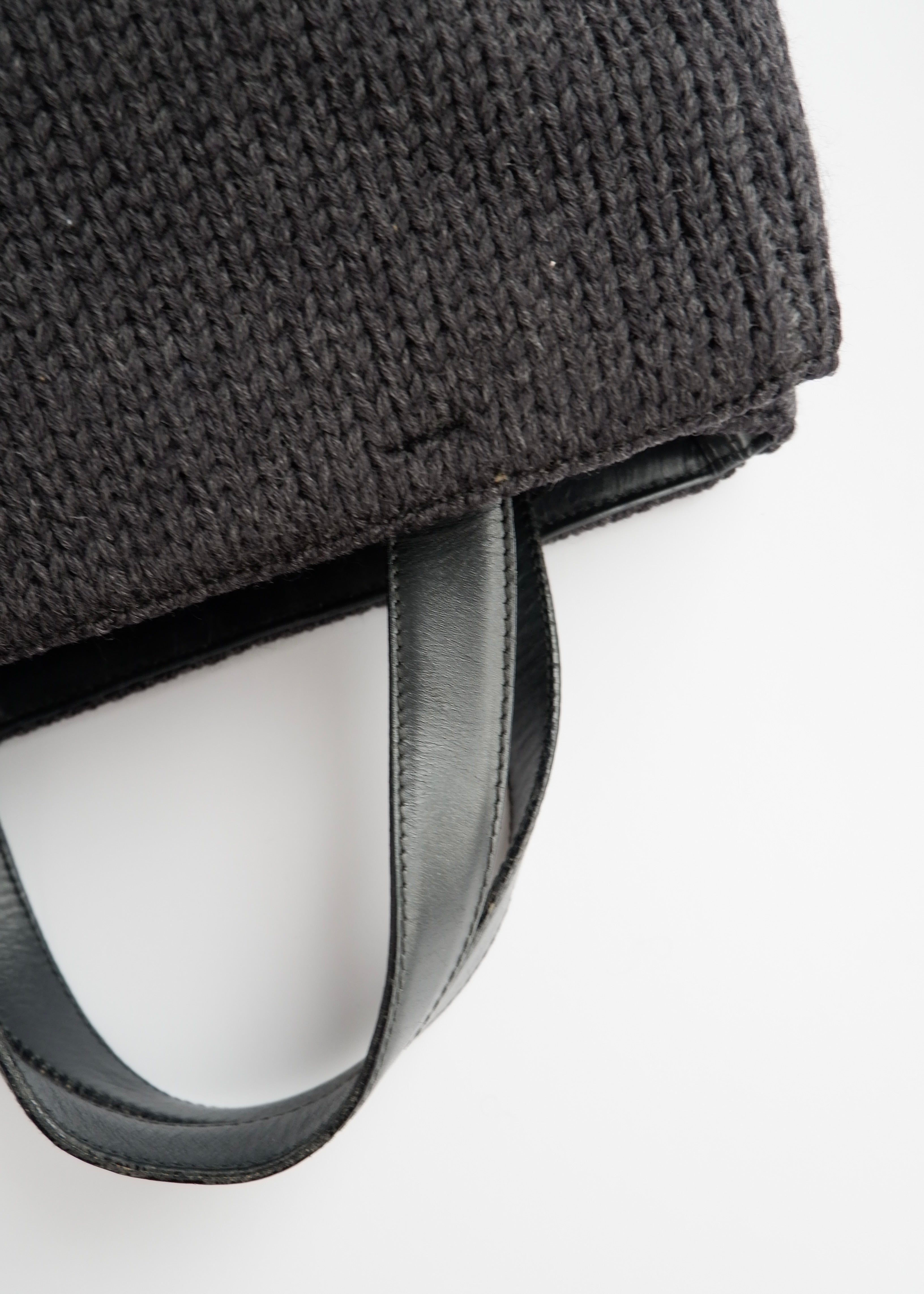 Authentique sac à main Prada en tricot et cuir noir d'occasion