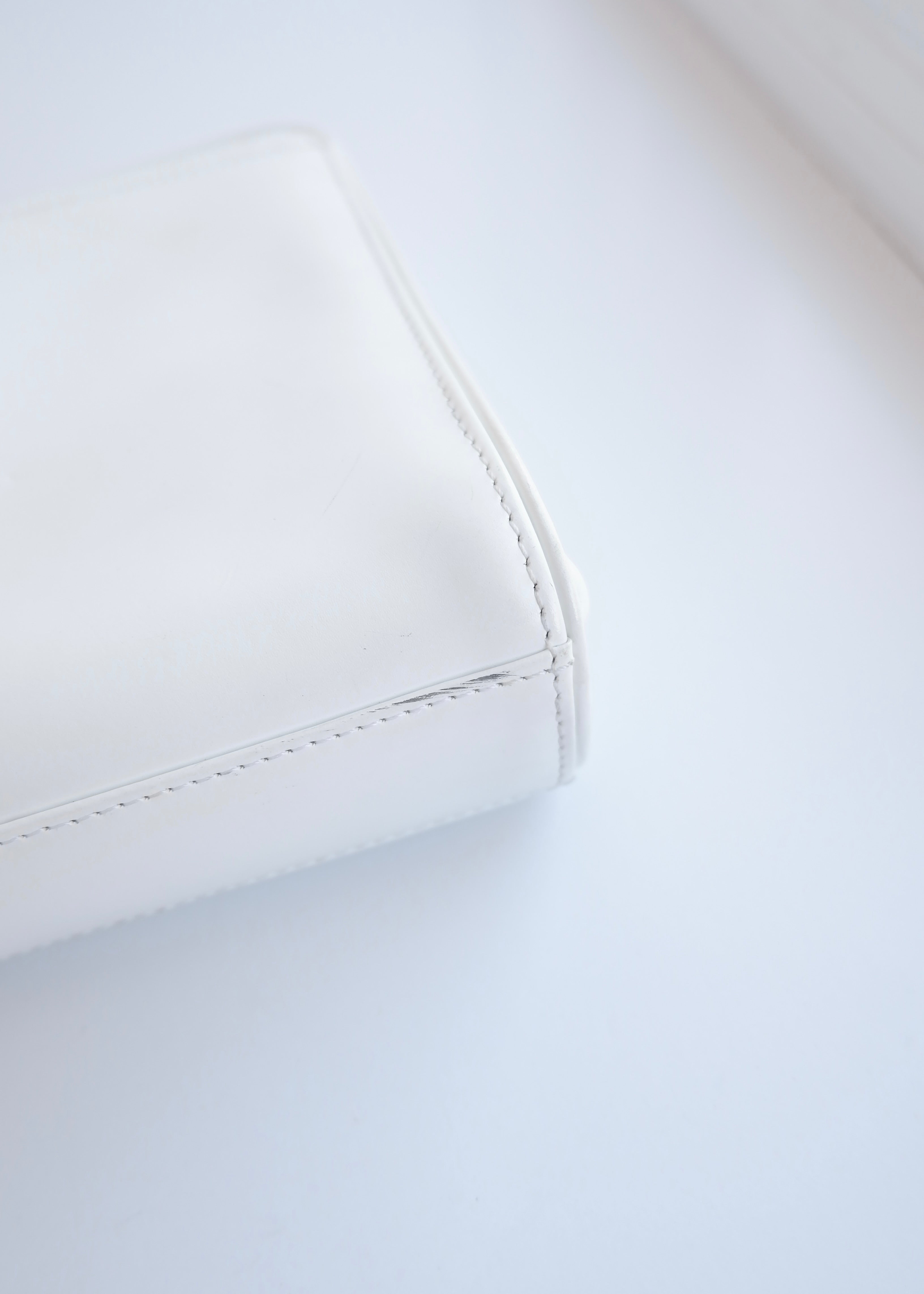 Pochette en cuir blanc Givenchy vintage authentique d'occasion